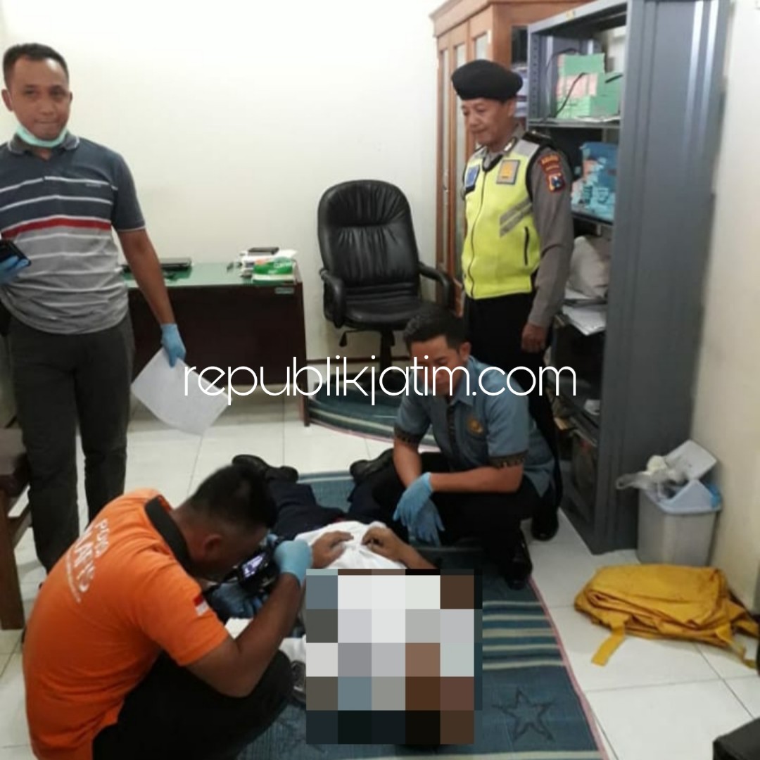 EVAKUASI - Sejumlah petugas mengevakuasi jenazah, Miswanto (52) warga JL Dr Cipto, Kelurahan Keniten Kecamatan/Kabupaten Ponorogo yang tewas gantunh diri di Kantor Dishub Ponorogo, Rabu (09/01/2019).