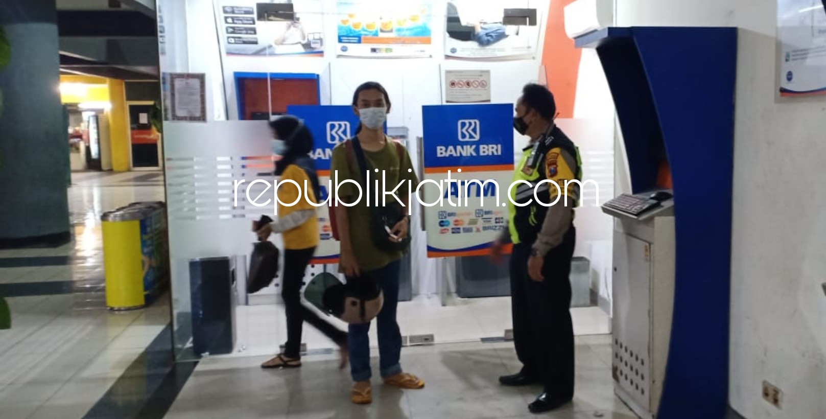 SEBAR - Sejumlah anggota Polresta dan jajaran polsek menyebar maklumat Kapolri soal Larangan Penggunaan Simbol FPI di sejumlah tempat umum dan pusat keramaian, Sabtu (09/01/2021).