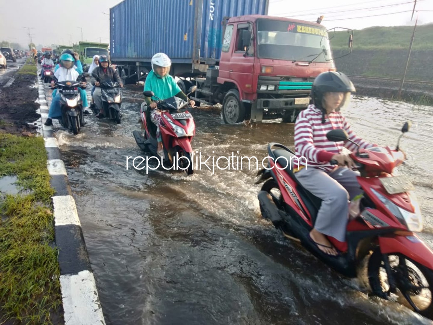 TERGENANG - JL Raya Porong Lama tergenang air memicu jalur macet dan banyak motor mogok, Rabu (09/01/2019).