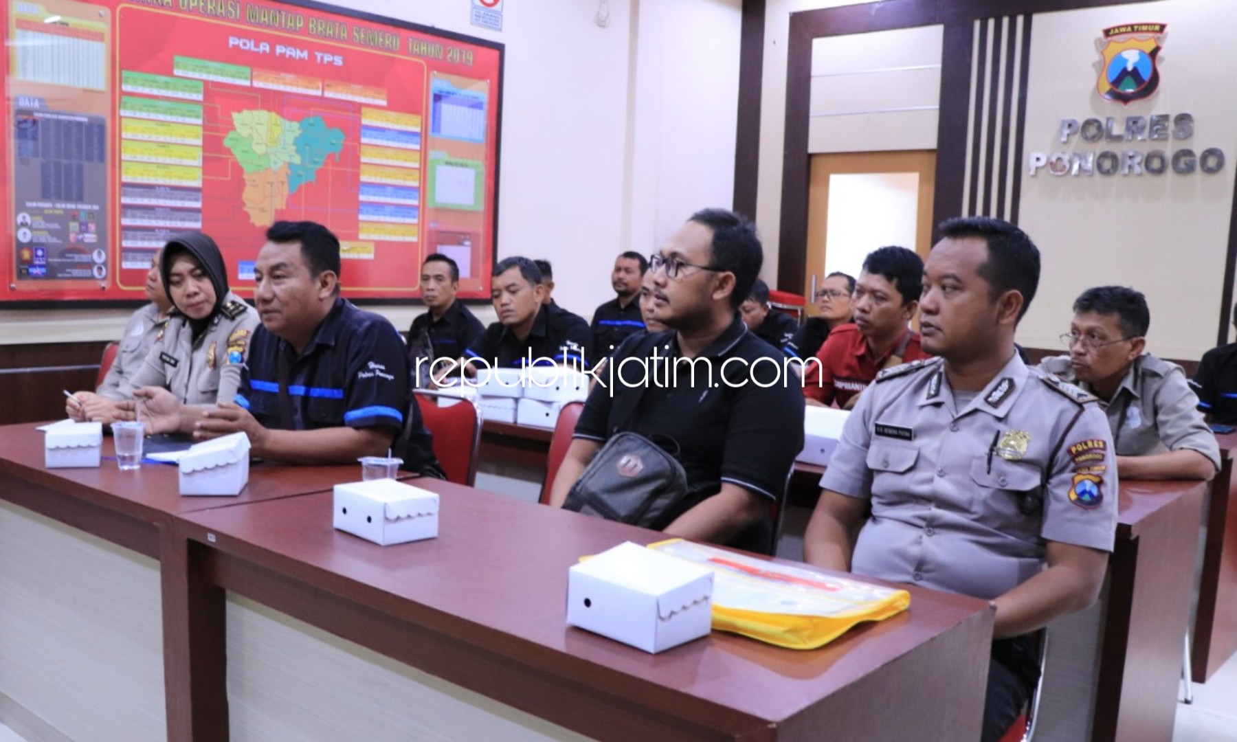 RAPAT KHUSUS - Kapolres Ponorogo, AKBP Arief Fitrianto memberikan arahan kepada Subag dan 21 Kasi Humas polsek jajaran, Rabu (08/01/2020).
