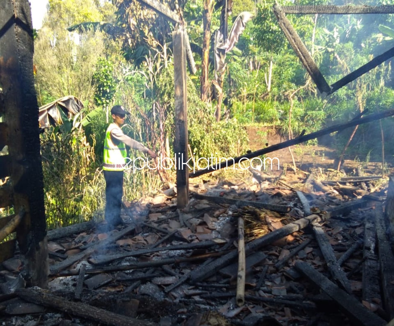 TERBAKAR - Terbakarnya kandang sapi perah milik Sarno (60) warga Dusun Pudak, Desa Pudakkulon, Kecamatan Pudak, Ponorogo menyebabkan 4 sapi perah tewas terpanggang, Rabu (09/01/2019) dini hari.