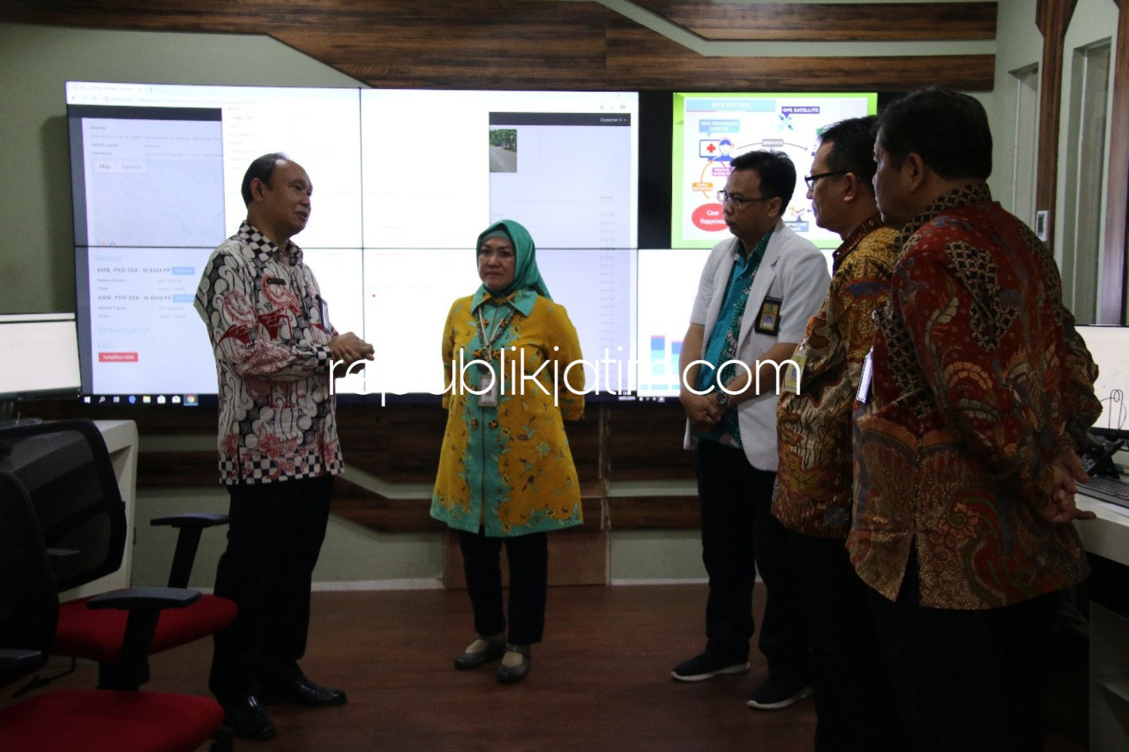 TINJAU - Usai Soft Launching Mall Pelayanan Publik, Deputi Pelayanan Publik Kemenpan RB, Diah Natalisa meninjau layanan Public Safety Center (PSC) 119 RSUD Sidoarjo dilanjutkan meninjau Command Center Sidoarjo, Kamis (10/01/2019).