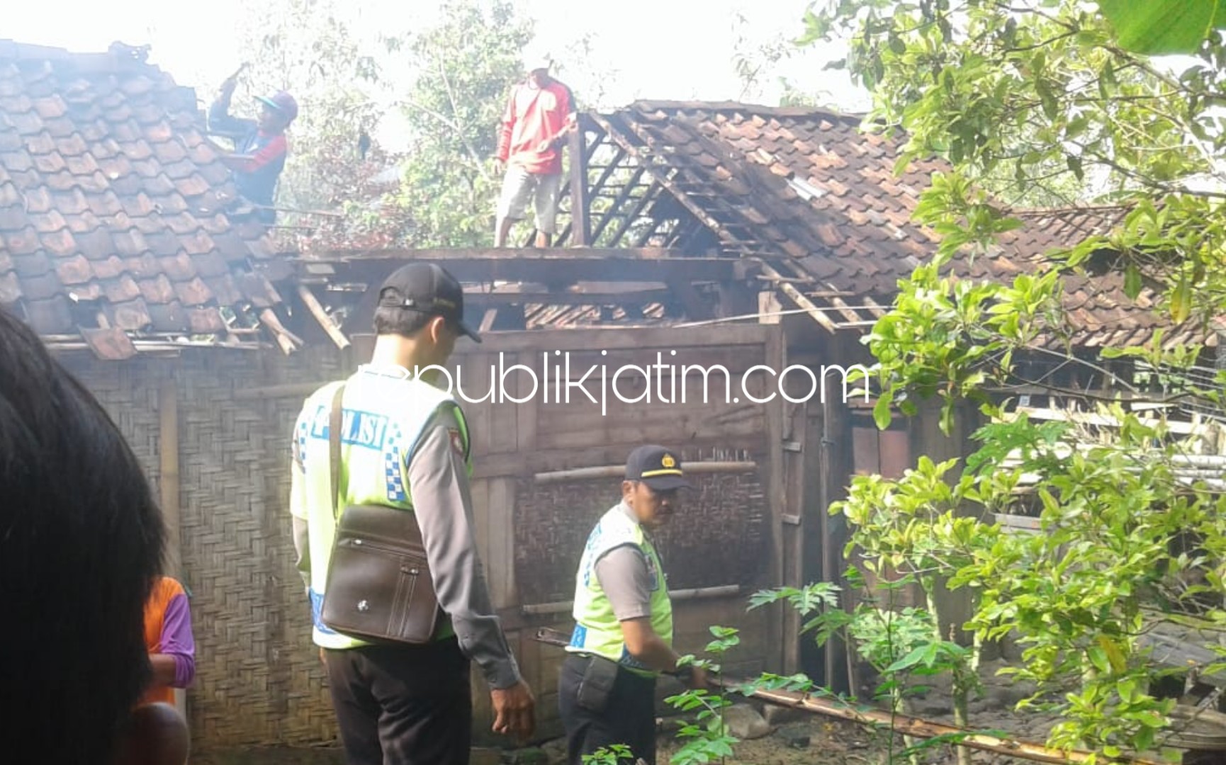 RUSAK - rumah milik Tukimun (62) dsn Rely (31) warga Dusun Sepung, Desa Bedoho, Kecamatan Sokoo, Ponorogo rusak tertimpa pohon, Rabu (09/01/2019) petang.