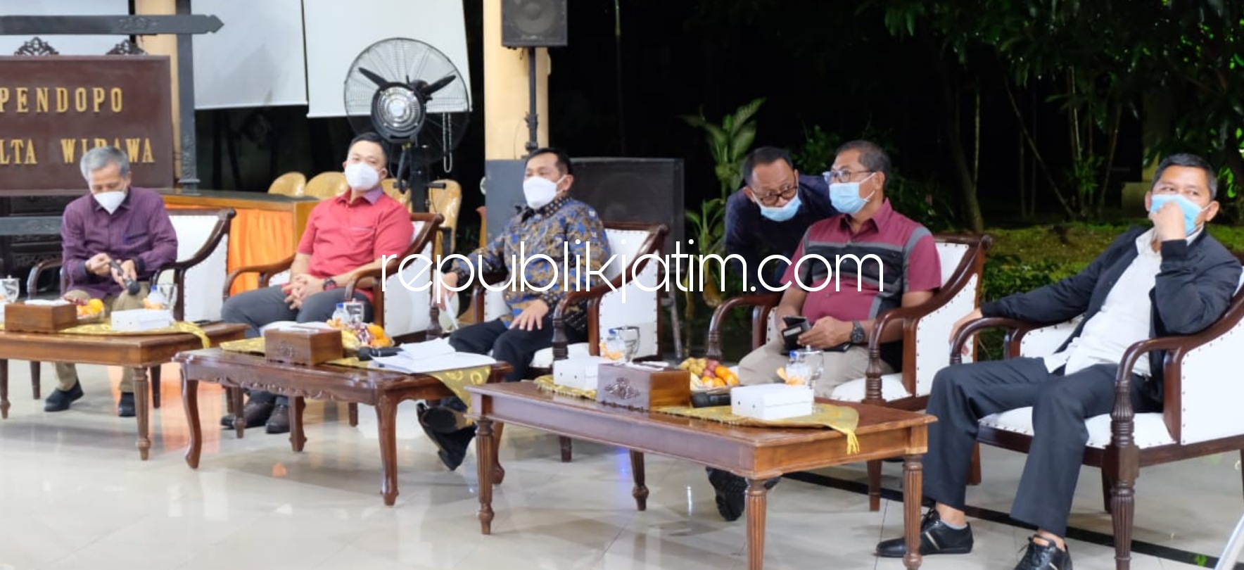 RAKOR - Forkopimda Sidoarjo menggelar rapat koordinasi (Rakor) untuk rencana melaksanakan lockdown bagi desa di Sidoarjo yang masuk zona merah penyebaran Covid-19 di Pendopo Delta Wibawa, Sabtu (09/01/2021) malam.