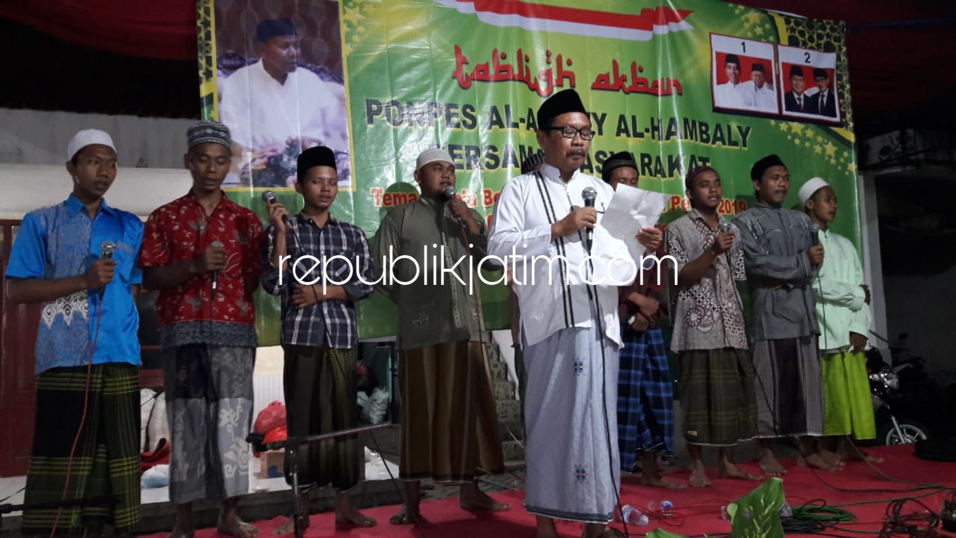 DEKLARASI - Ratusan jamaah menggelar Doa Bersama dan Deklarasi Damai di Ponpes Alawy Al Hambali Desa Krembangan, Kecamatan Taman, Sidoarjo, Kamis (10/01/2019) malam.