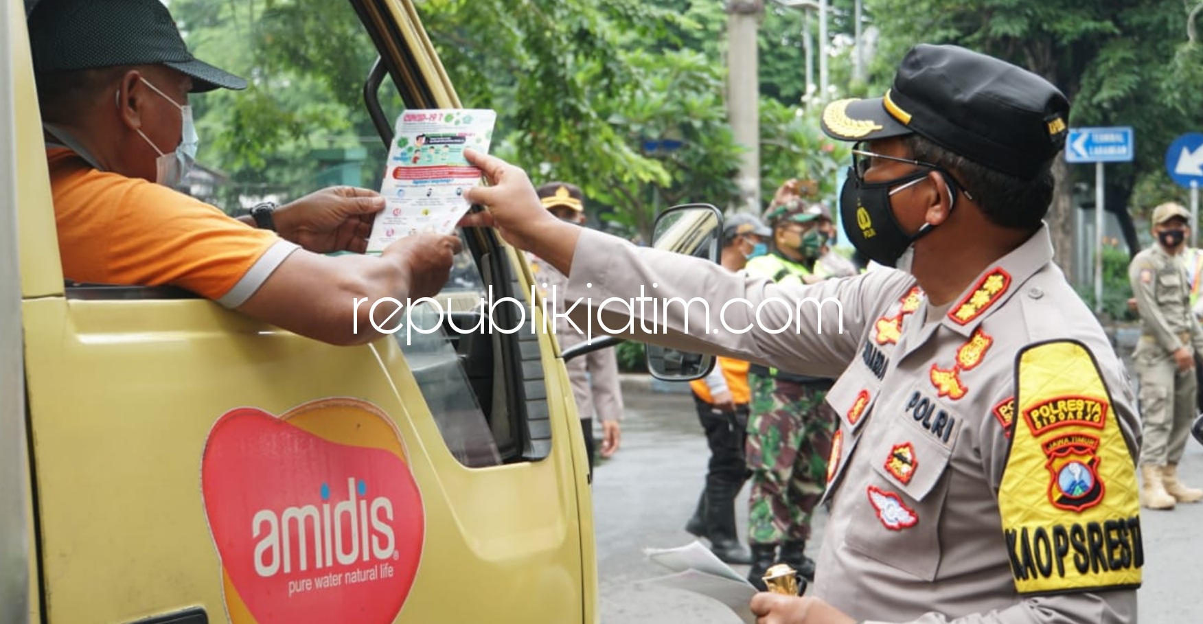 SOSIALISASI - Kapolresta Sidoarjo, Kombes Pol Sumardji mengawali PPKM bersama TNI, Polri, Satpol PP dan instansi terkait dengan cara mengedukasi pentingnya disiplin protokol kesehatan dalam mencegah penyebaran Covid-19, Senin (11/01/2021).