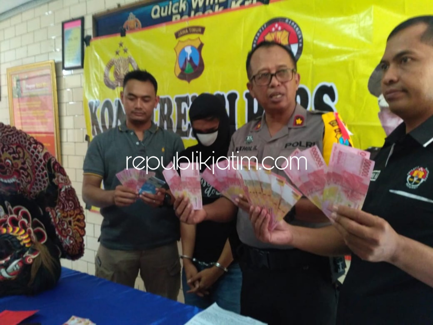 PENGEDAR - Unit Reskrim Polsek Krian meringkus tersangka Agung Tri Saputro (19) warga Desa Kayenkidul, Kecamatan Kayen, Kabupaten Kediri lantaran mengedarkan uang palsu (Upal) sebesar Rp 2,850 juta, Jumat (11/01/2019).