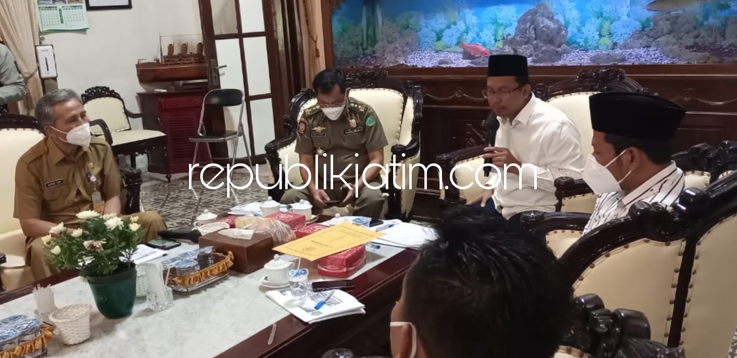 SINKRONISASI - Bupati dan Wakil Bupati Terpilih, Ahmad Muhdlor - Subandi (Gus Muhdlor - Subandi) mulai mensinkronkan 17 program unggulannya di Pendopo Delta Wibawa bersama Pj Bupati, Hudiyono, Sekda dan para Kepala OPD Sidoarjo, Senin (11/01/2021).