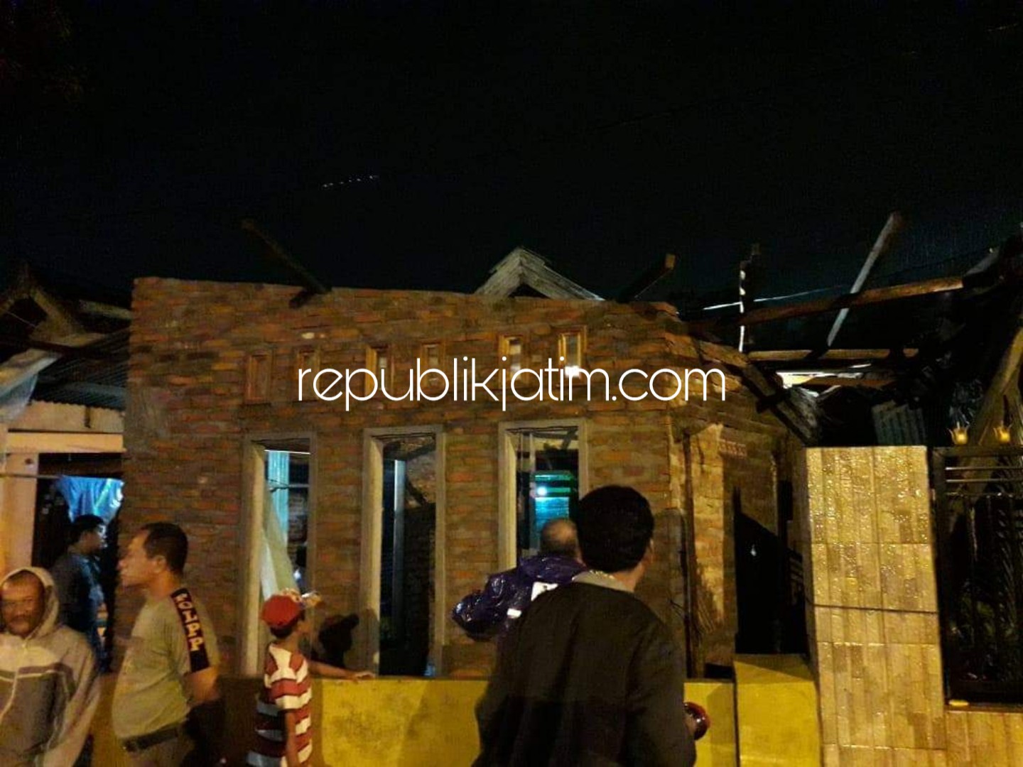 RUSAK - Sedikitnya 5 rumah warga Desa Sudimoro, Kecamatan Tulangan, Sidoarjo rusak diterjang angin kencang, Jumat (11/01/2019) petang.