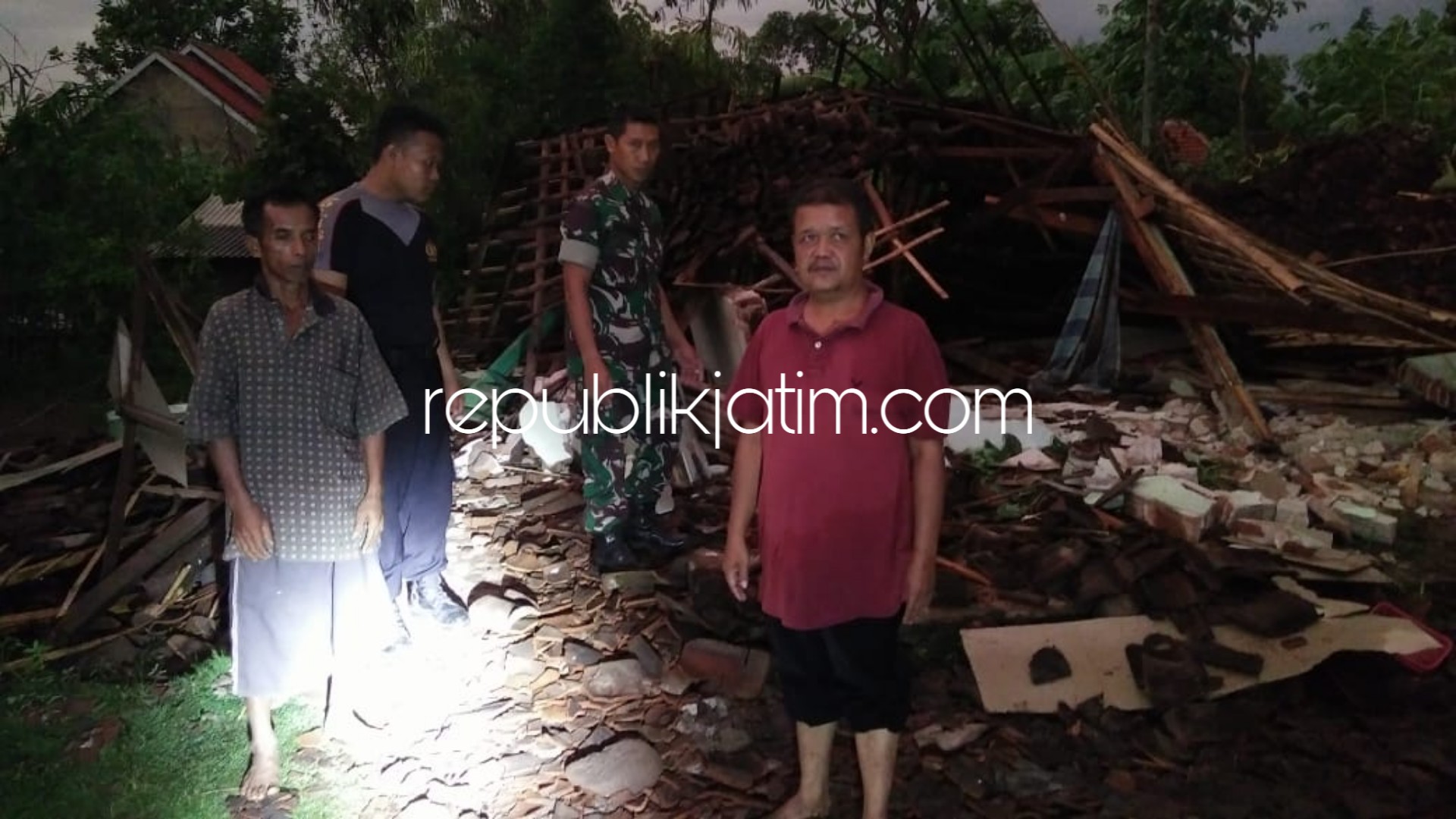 AMBRUK - rumah milik Jari (45) warga Dusum Plosorejo, Desa Kemiri, Kecamatan Jenangan, Ponorogo ambruk tertimpa pohon saat hujan deras disertai angin, Jumat (11/01/2019) petang.