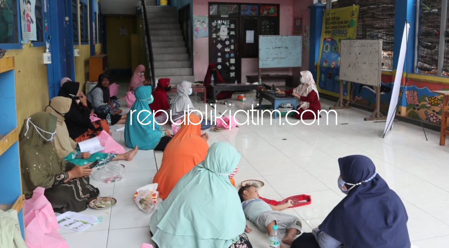PENDAMPINGAN - Tim Abdimas Umsida diketuai Nihlatul Qudus SN dengan anggota Puspita Handayani dan Yanik Purwanti serta Metha Karina dan Lucky Diyanti mendampingi Koperasi BUEKA, Desa Penatarsewu, Kecamatan Tanggulangin, Sidoarjo kemarin.
