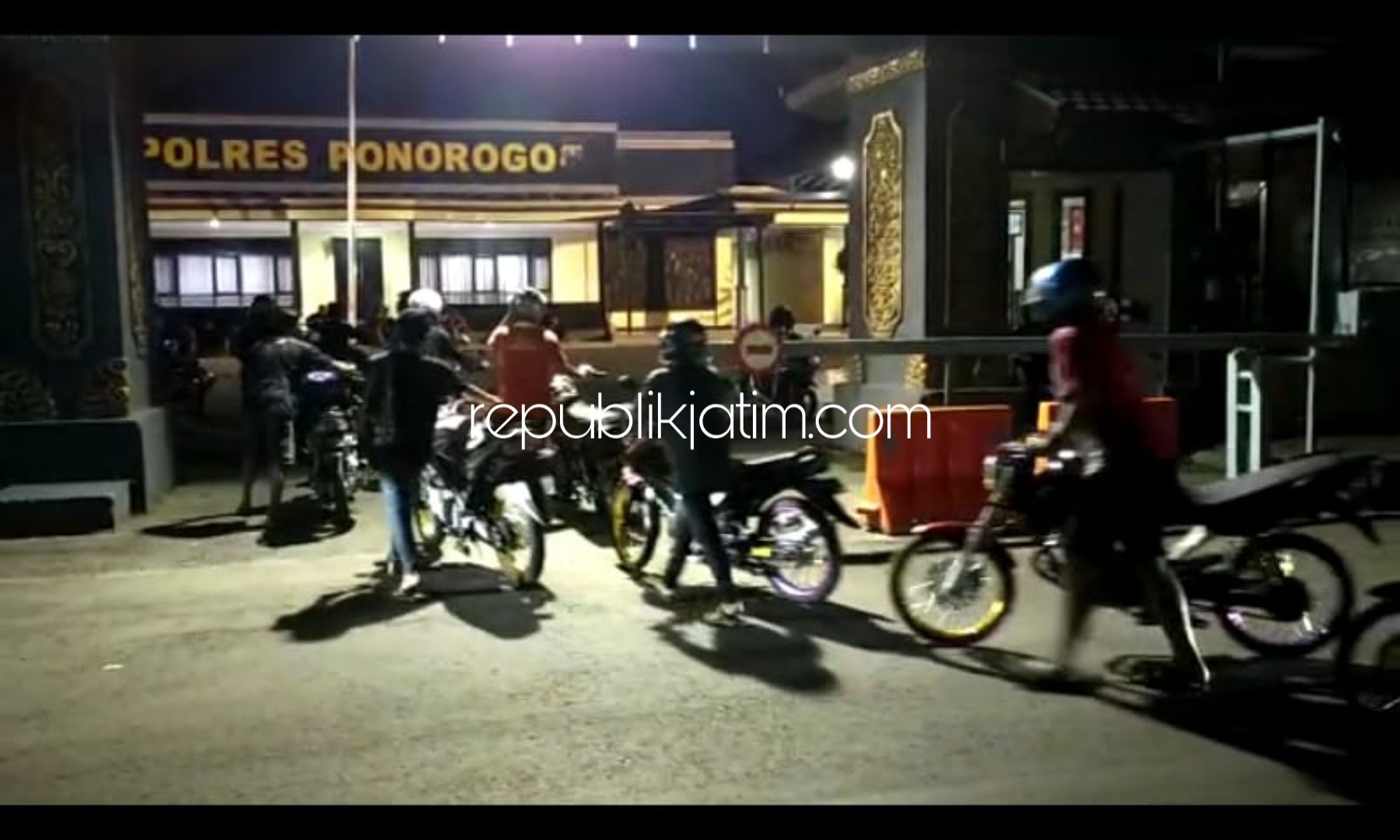 RAZIA - Petugas Polres Ponorogo mengamankan 36 unit sepeda motor dan menilang 35 motor lantaran salah satu pemilik motor kabur dalam razia balap liar dengan cara didorong pemiliknya, Minggu (12/01/2020) dini hari.