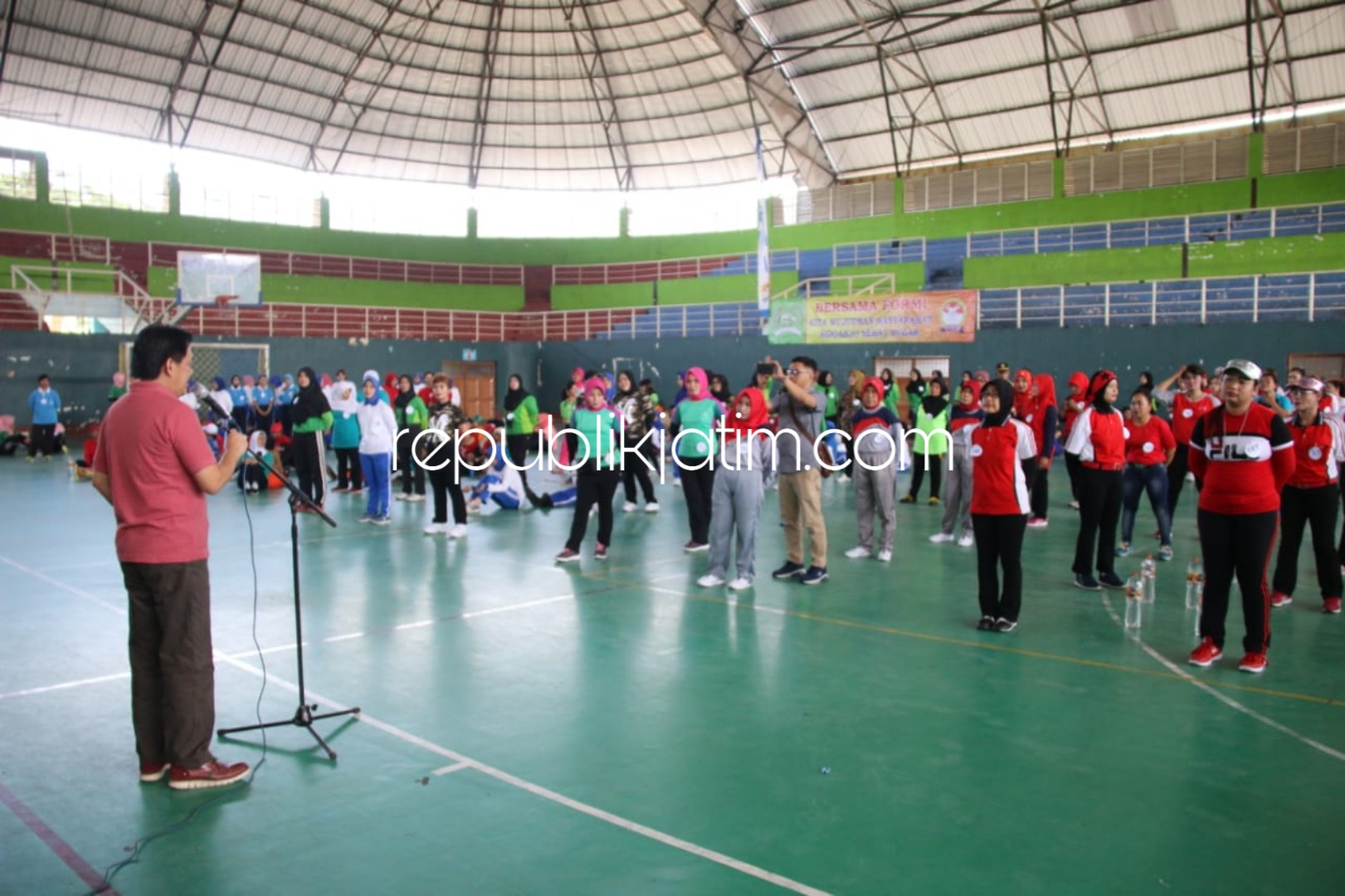 PENGARAHAN - Wabup Sidoarjo, Nur Ahmad Syaifuddin memberikan pengarahan kepada 220 instruktur senam di GOR Sidoarjo, Sabtu (12/01/2019).