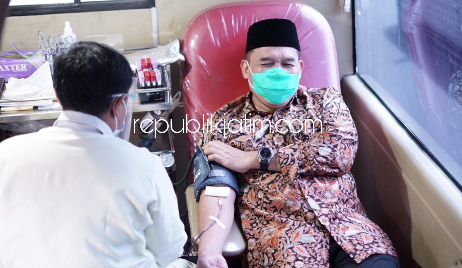 DONOR - Bambang Haryo Soekartono (BHS) mengajak warga Sidoarjo dan ASN untuk mendonorkan darahnya lantaran stok darah di UTD PMI Sidoarjo semakin menipis sejak adanya pandemi Covid-19, Rabu (13/01/2021).