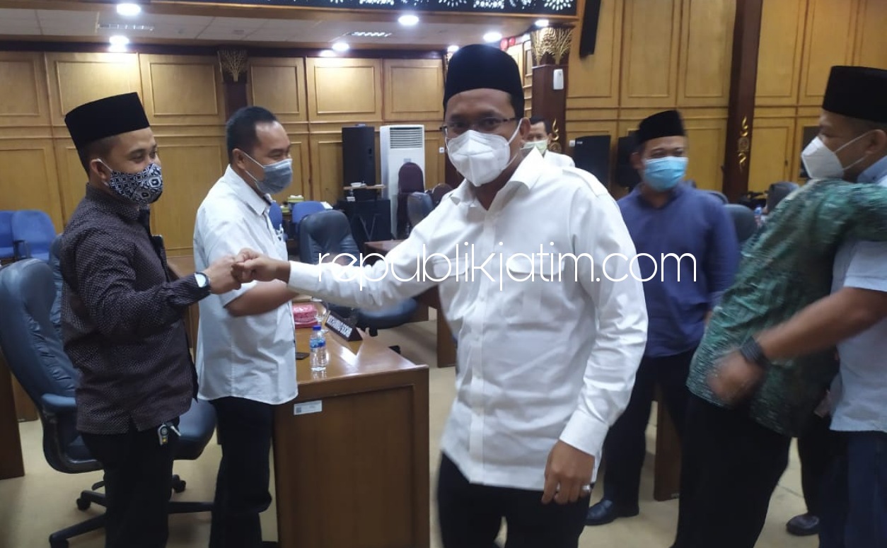 SILATURRAHMI - Bupati dan Wakil Bupati Sidoarjo Terpilih, Ahmad Muhdlor Ali dan Subandi (Gus Muhdlor - Subandi) bersilaturrahmi dengan anggota dan pimpinan DPRD Sidoarjo di ruang paripurna, Rabu (13/01/2021).