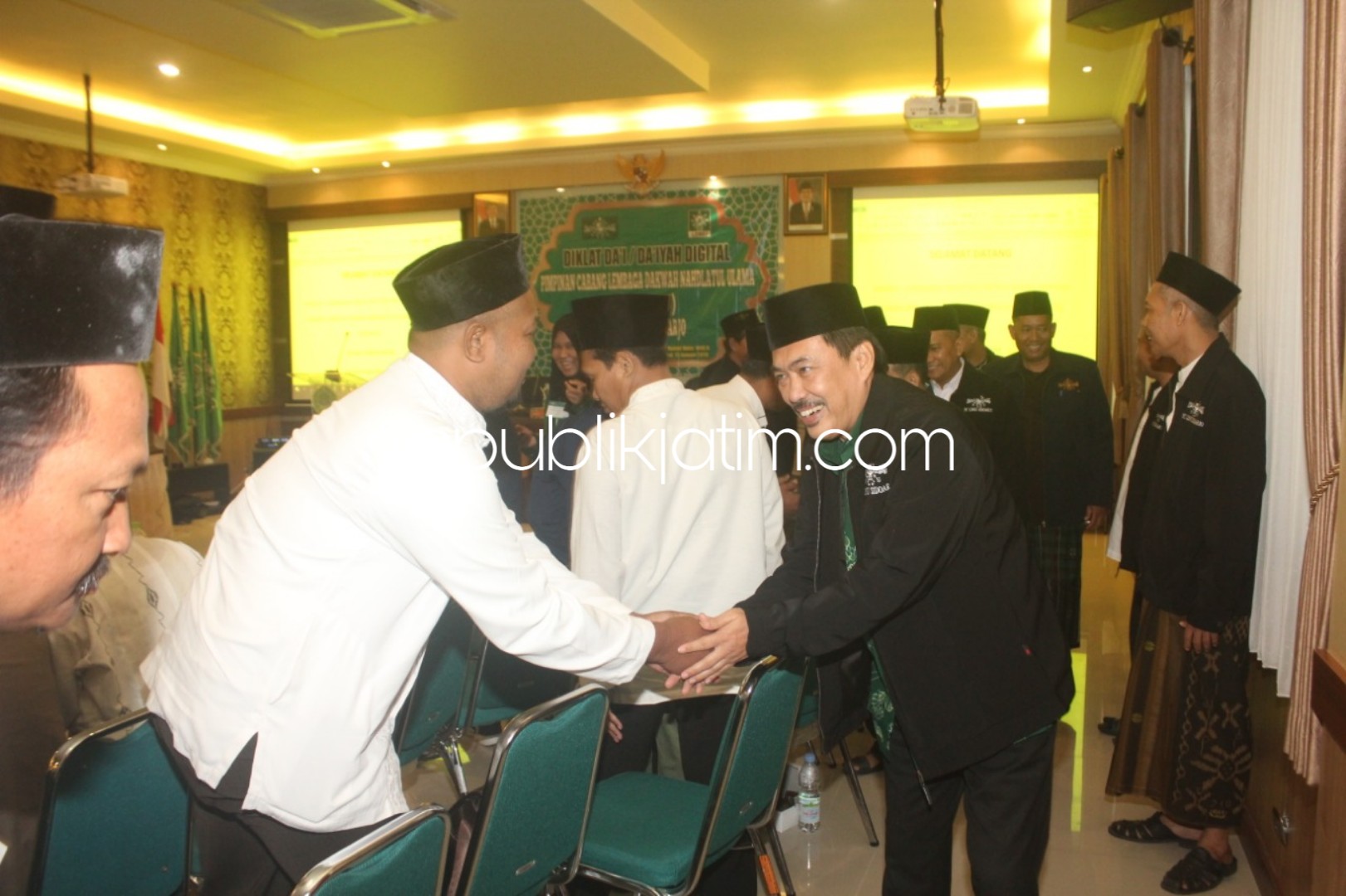 PAPARAN - Wabup Sidoarjo, Nur Ahmad Syaifuddin memberikan pemaparan agar Para Dai NU merambah dunia digital saat acara di Aula Darun Naim RSI Siti Hajar Sidoarjo, Minggu, (13/01/2019).