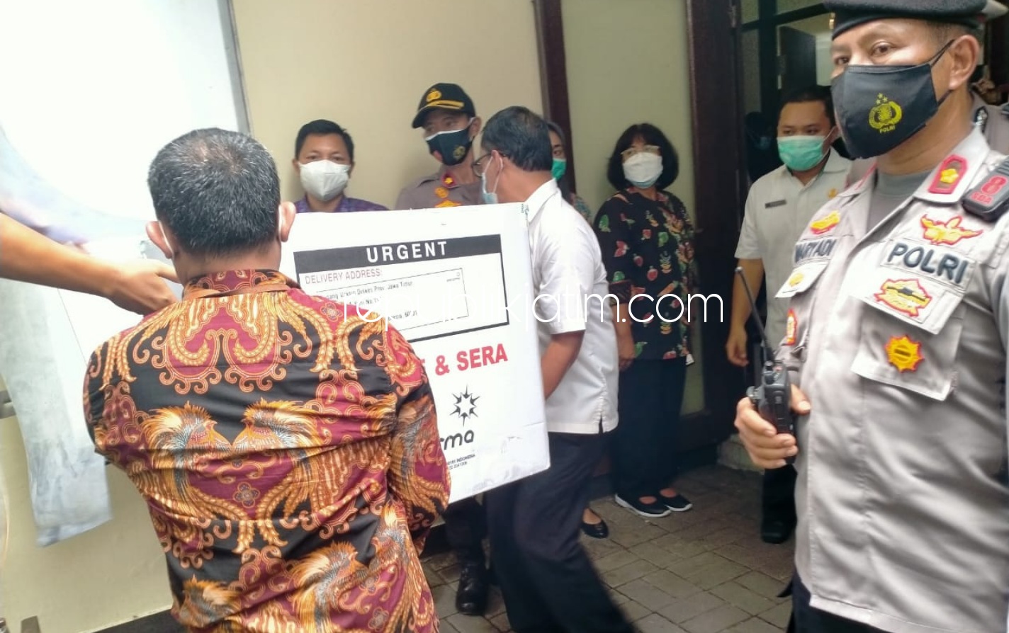 KETAT - Distribusi 4.000 vaksin Covid-19 tahap pertama diterima Dinkes Pemkab Sidarjo dengan pengamanan ketat dari Brimob Polda Jatim dan personel Polresta Sidoarjo, Rabu (13/01/2021).
