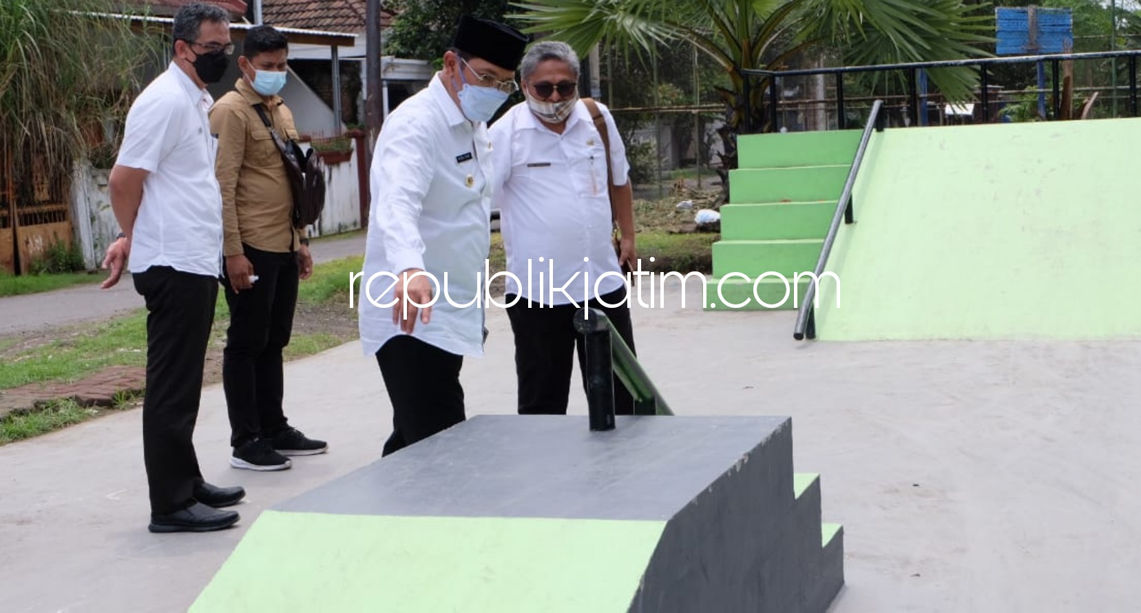 RESMIKAN - Pj Bupati Sidoarjo, Hudiyono meresmikan lima taman sekaligus yang dibangun di atas Fasum perumahan dan fasum jalan, Rabu (13/01/2021).