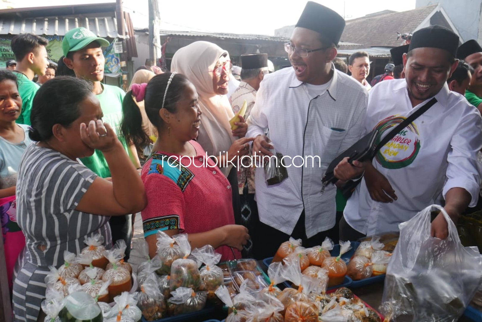SOBO PASAR - Bacabup Sidoarjo, Ahmad Muhdlor Ali blusukan ke Pasar Desa Wage, Kecamatan Taman, Sidoarjo, Minggu (12/01/2020).