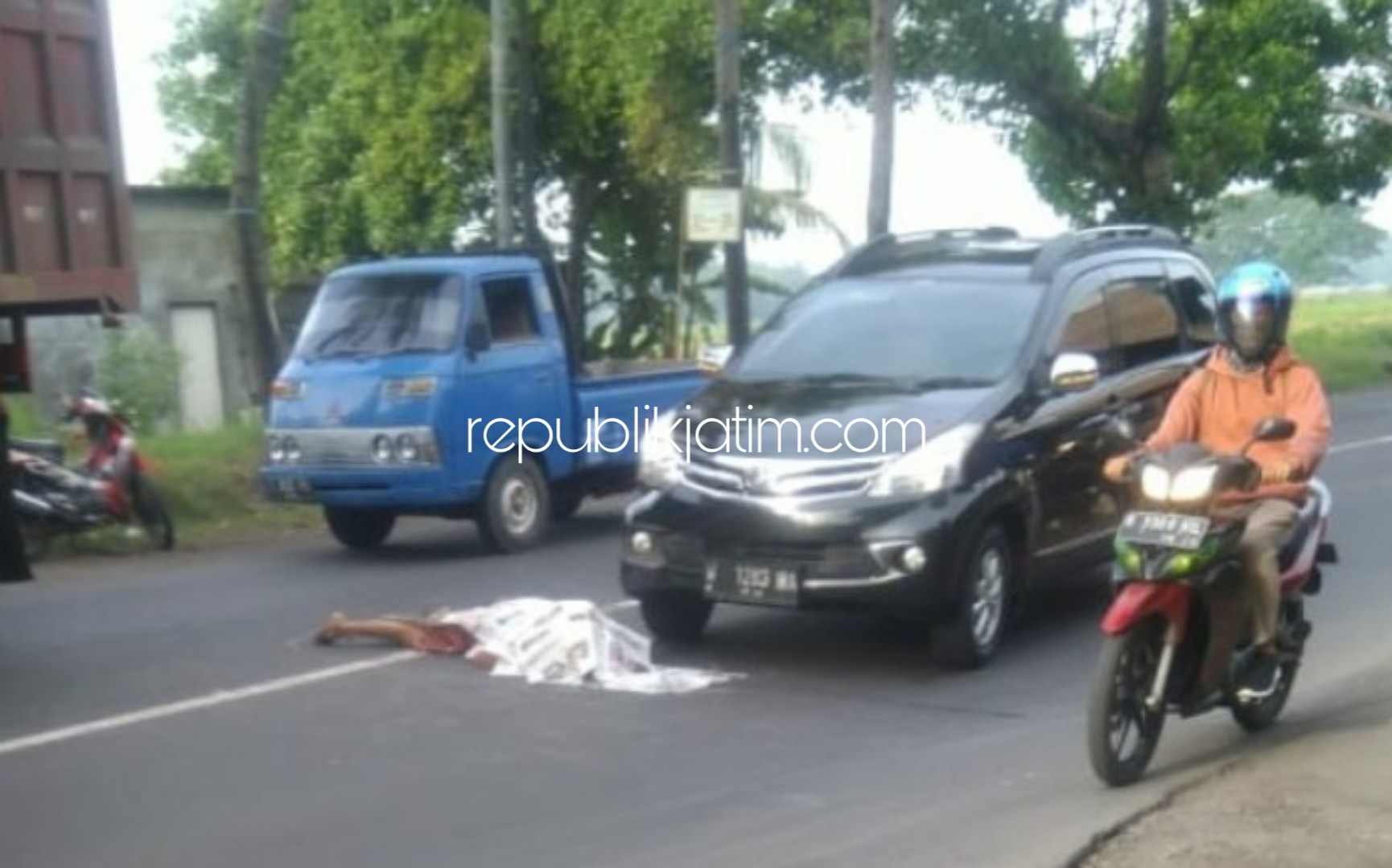 TEWAS - Pengendara Honda Vario bernopol W 4705 SJ, Sukayah (57) warga Desa Rejeni, Kecamatan Krembung tewas di lokasi kecelakaan di JL Raya Desa Kandangan, Kecamatan Krembung, Sidoarjo usai ditabrak truk dan mobil, Senin (13/01/2020).