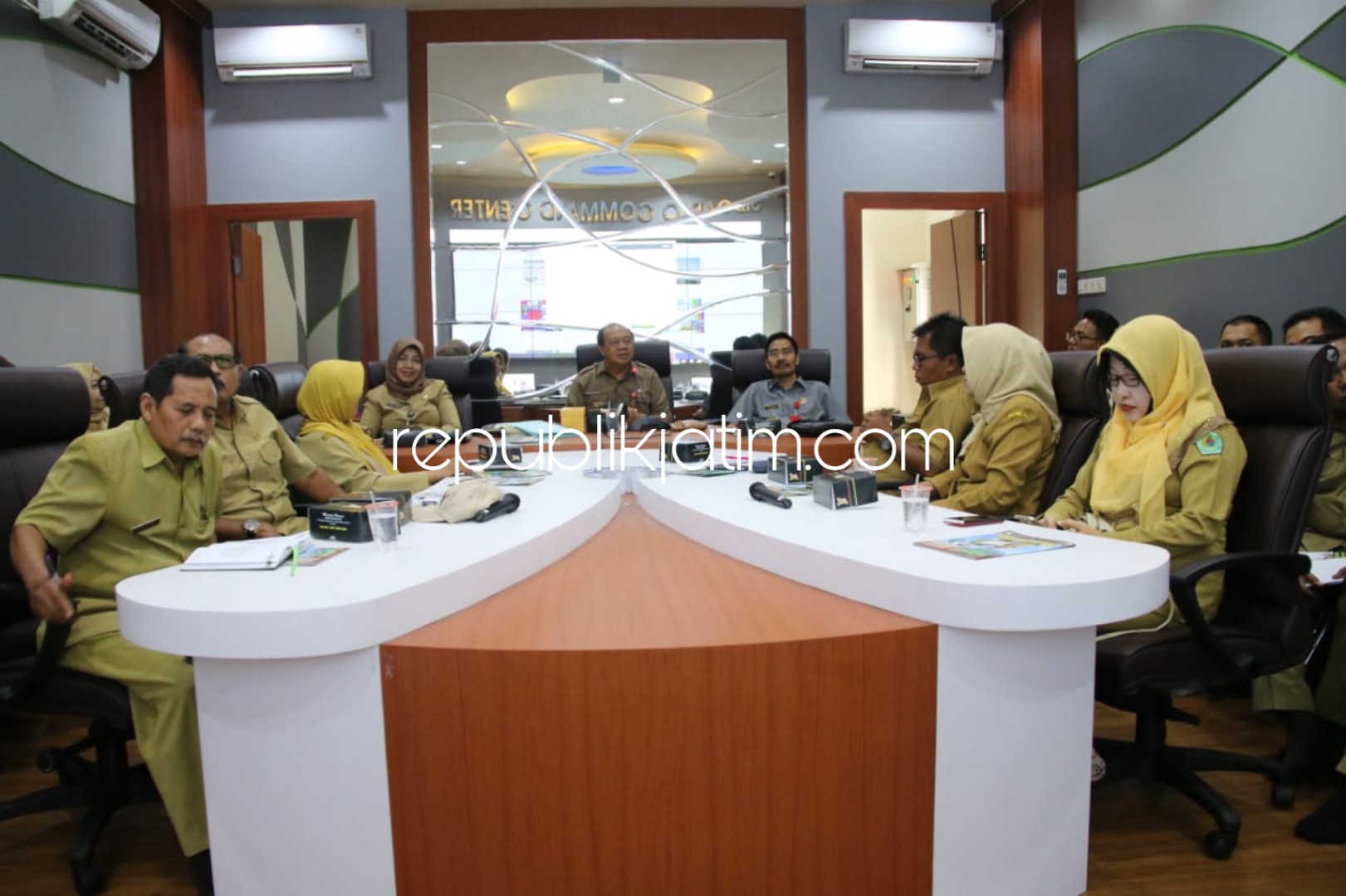 BELAJAR - Sejumlah pejabat Pemkab Pamekasan Madura berkunjung ke Command Center Sidoarjo untuk pengembangan Smart City, Senin (14/01/2019).