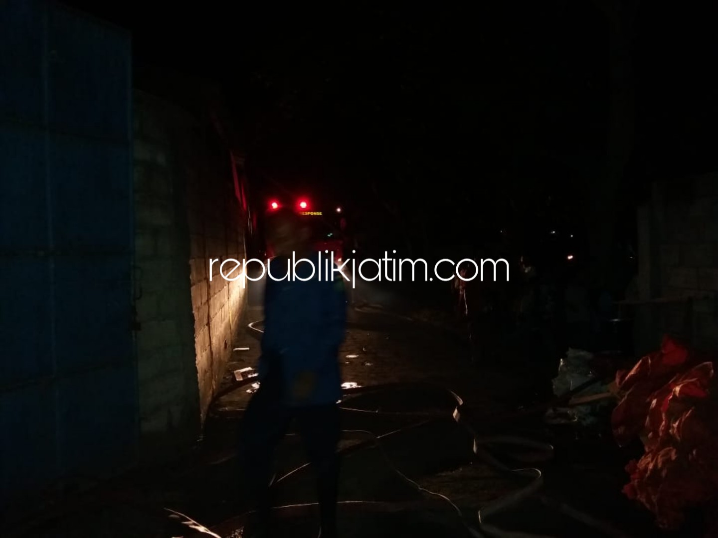 PADAMKAN API - Sejumlah petugas dan mobil PMK berusaha memadamkan api yang melalap gudang mebel milik Ony Imam Mahdi di Dusun Ngaban Utara, Desa Ngaban, Kecamatan Tanggulangin, Sidoarjo, Minggu (13/01/2019) malam. 