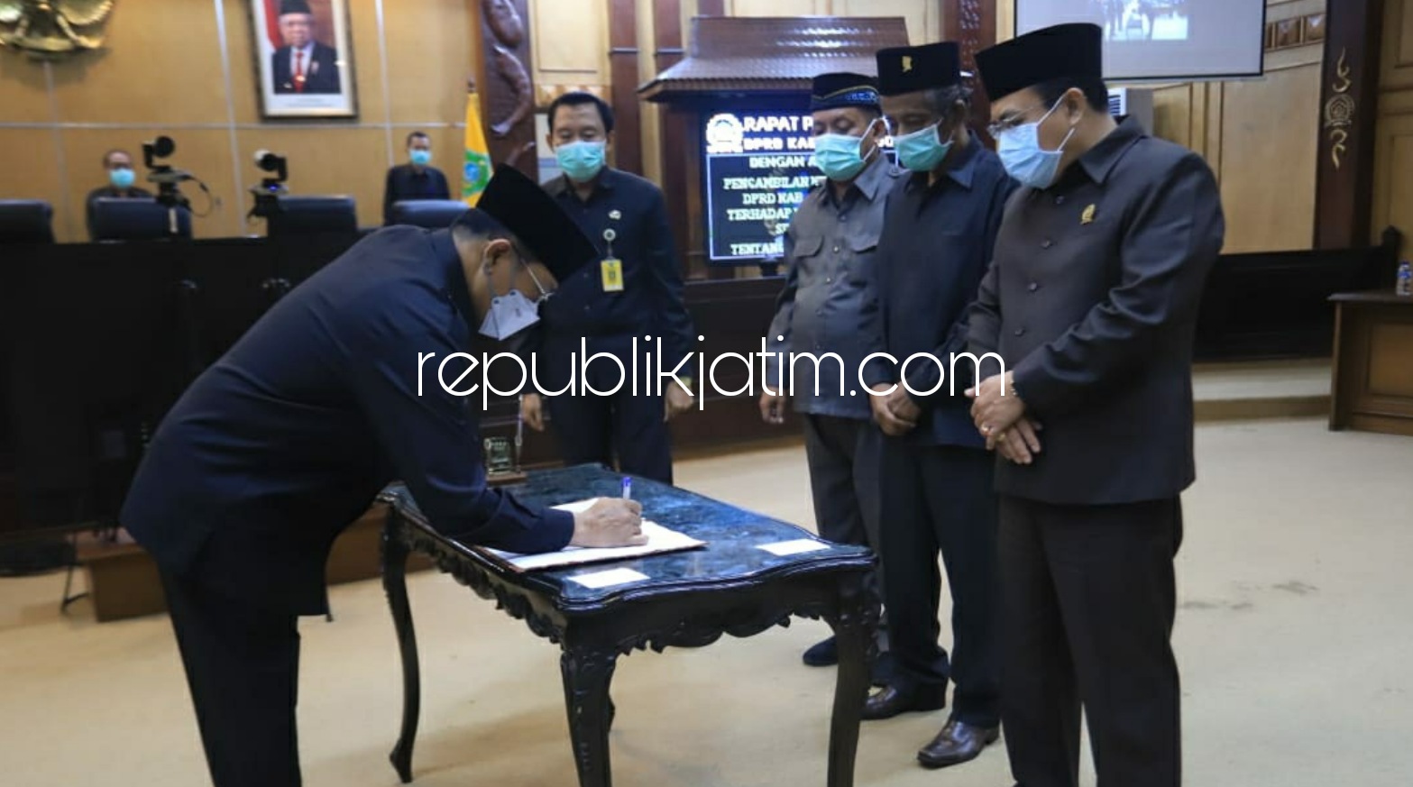 PARIPURNA - Pj Bupati Sidoarjo, Hudiyono dan para pimpinan DPRD Sidoarjo menandatangani pengesahan APBD Tahun 2021 saat paripurna beberapa pekan lalu.