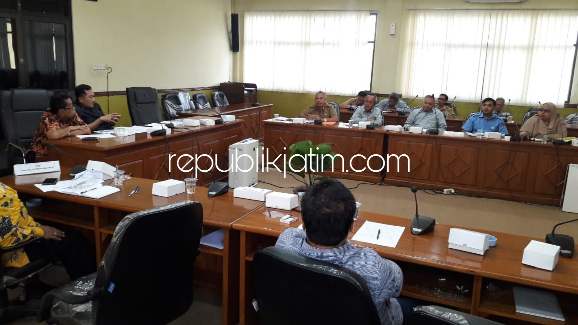 HEARING - Komisi A DPRD Sidoarjo menggelar hearing dengan PDAM dan PU Permukiman Pemkab Sidoarjo terkait pembangunan tower PDAM di RT 36 Perum Pondok Jati Sidoarjo, Senin (14/01/2019).