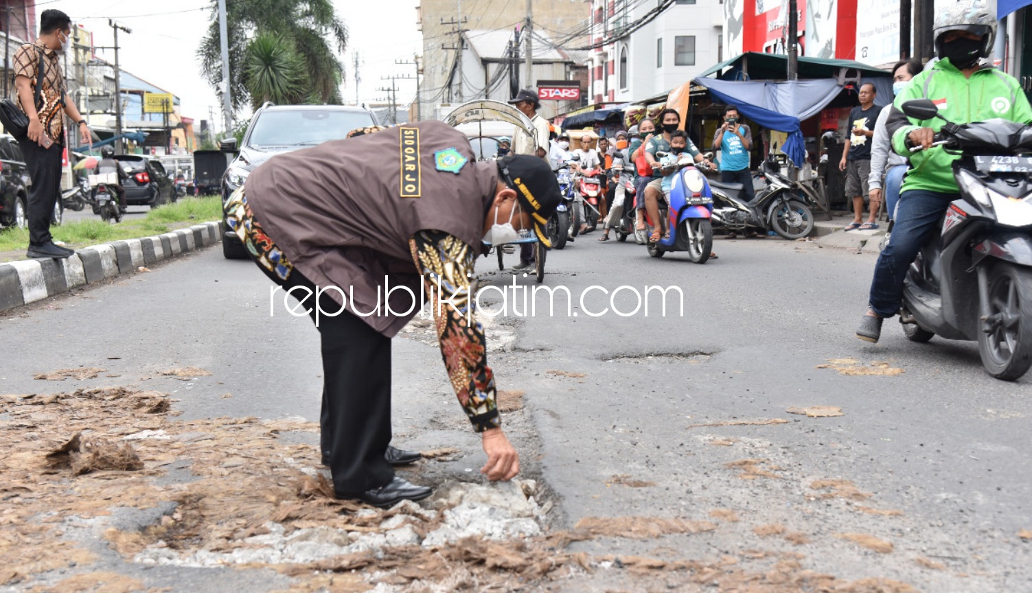 SIDAK - Pj Bupati Sidoarjo, Hudiyono menggelar sidak jalan rusak di depan Pasar Wadungasri, Kecamatan Waru, Sidoarjo karena kondisinya rusak parah sejak musim hujan tak kunjung diperbaiki, Kamis (14/01/2021).