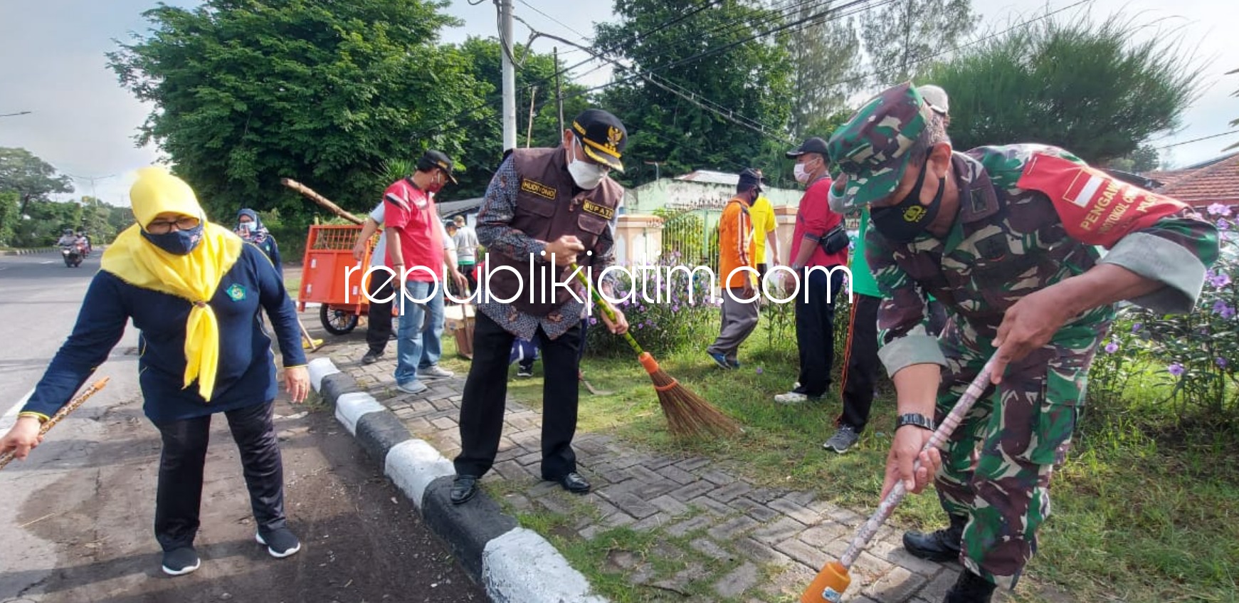 BERSIH - BERSIH - Pj Bupati Sidoarjo, Hudiyono mengajak perangkat dan warga bersih-bersih Balai Desa Ngaban, Kecamatan Tanggulangin, Sidoarjo, Kamis (14/01/2021). 