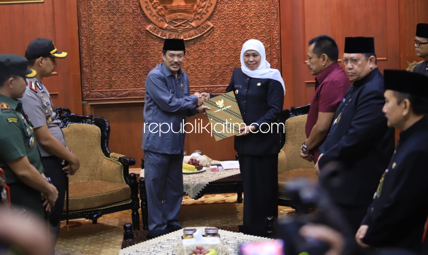 PENYERAHAN - Gubernur Jatim, Khofifah Indar Parawansa menyerahkan surat penunjukkan Wabup Sidoarjo, Nur Ahmad Syaifuddin sebagai Plt Bupati Sidoarjo setelah kasus OTT KPK di Grahadi, Surabaya, Selasa (14/01/2020).