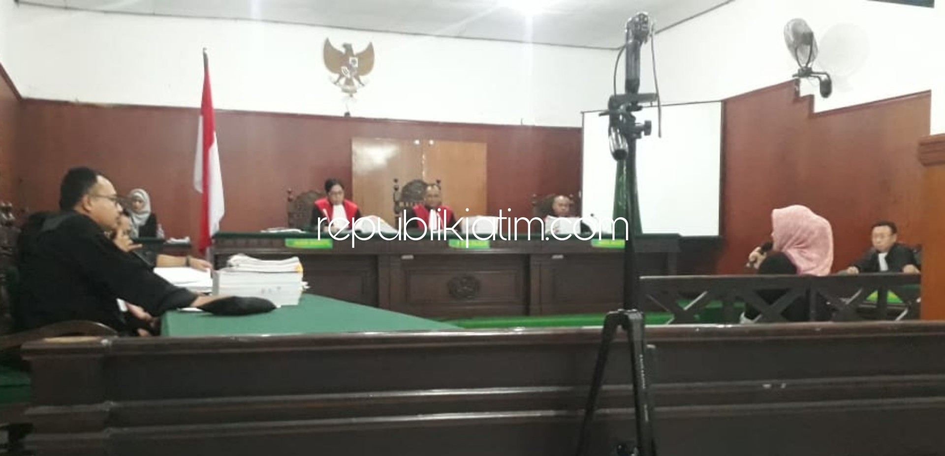 KESAKSIAN - Saksi Umi Chalsum (terdakwa) saat menyampaikan keterangan di persidangan Pengadilan Negeri Sidoarjo, Senin (13/01/2020) malam.