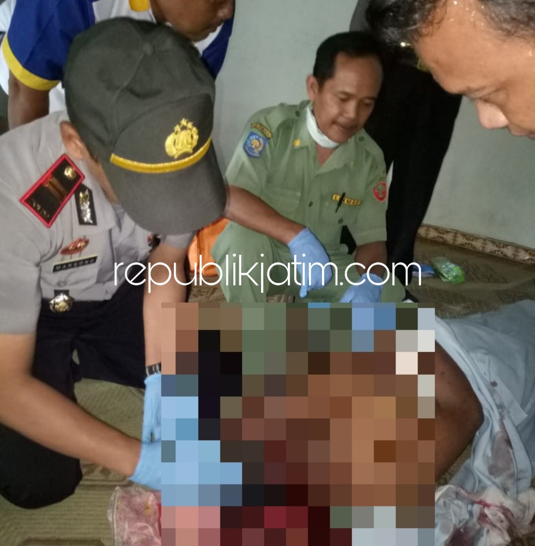 TEWAS - Misdi (55) warga Dusun Darat, Desa Gelangkulon, Kecamatan Sampung, Ponorogo yang sedang membetulkan genteng terjatuh hingga tewas, Senin (14/01/2019).