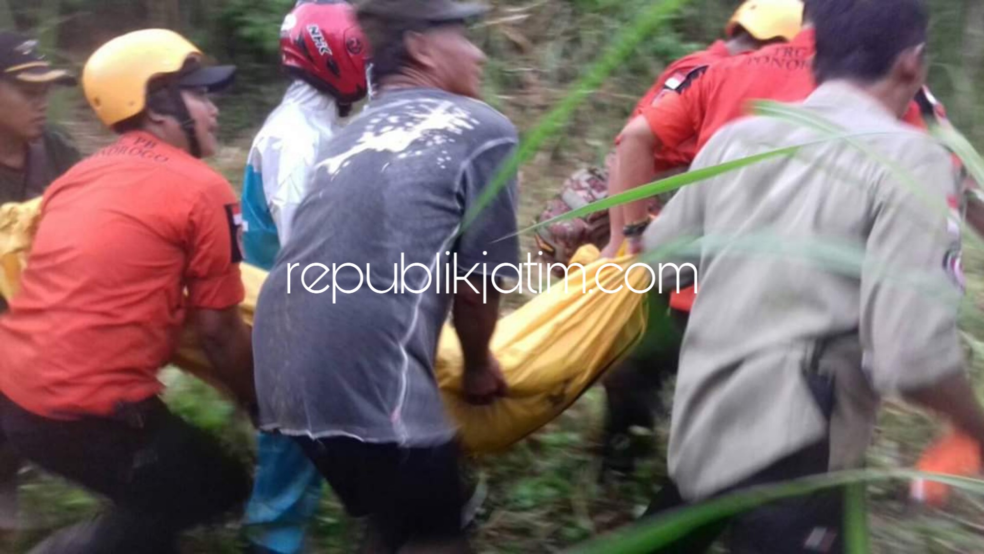 DITEMUKAN - Tim SAR dan BPBD Pemkab Ponorogo menemukan 1 jenazah santri yang tewas tenggelam di Sungai Tempuran (pertemuan Sungai Jenes dan Sungai Paju), Kelurahan Brotonegaran, Kecamatan/Kabupaten Ponorogo, Senin (14/01/2019) petang.