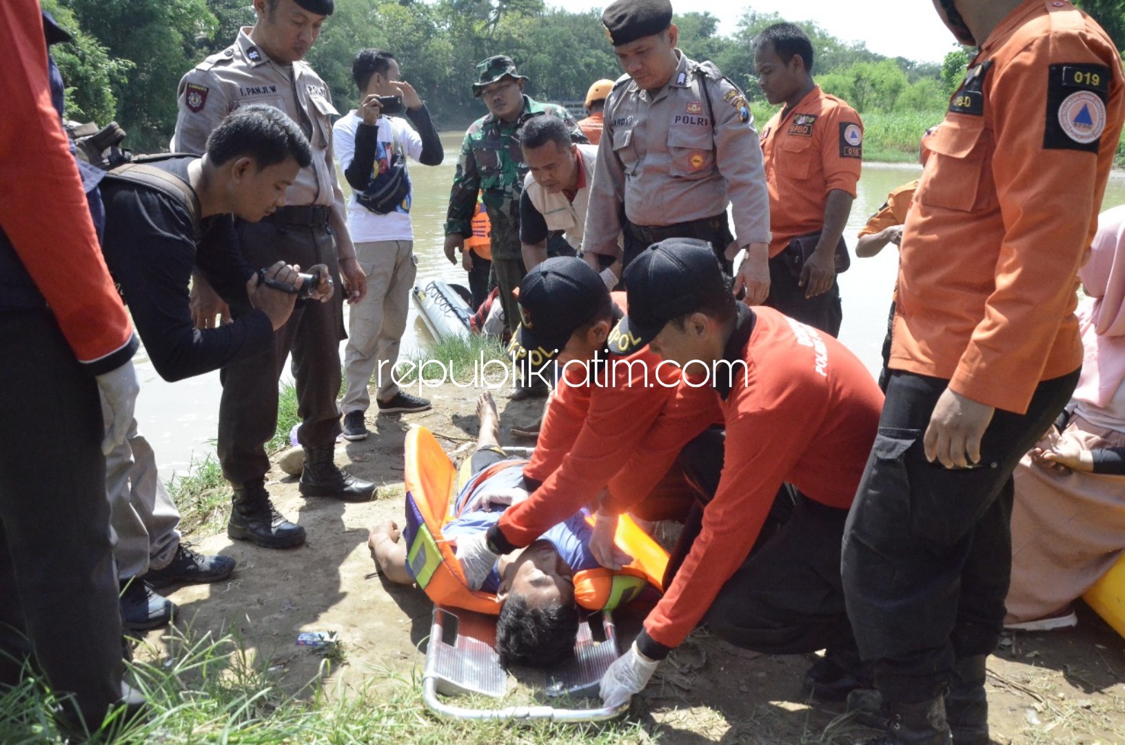 SIMULASI- Ratusan personil tim gabungan latihan tanggap bencana alam dipimpin Kapolres Ponorogo, AKBP Arief Fitrianto menyelamatkan korban banjir dan tanah longsor, Selasa (14/01/2020).