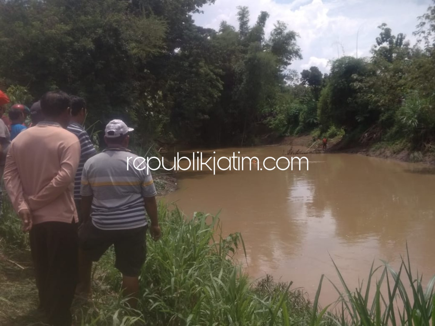 DITEMUKAN - Tim petugas gabungan menemukan seorang jenazah santri yang tersangkut di carang bambu tak jauh dari lokasi korban tenggelam kemarin, Selasa (15/01/2019).