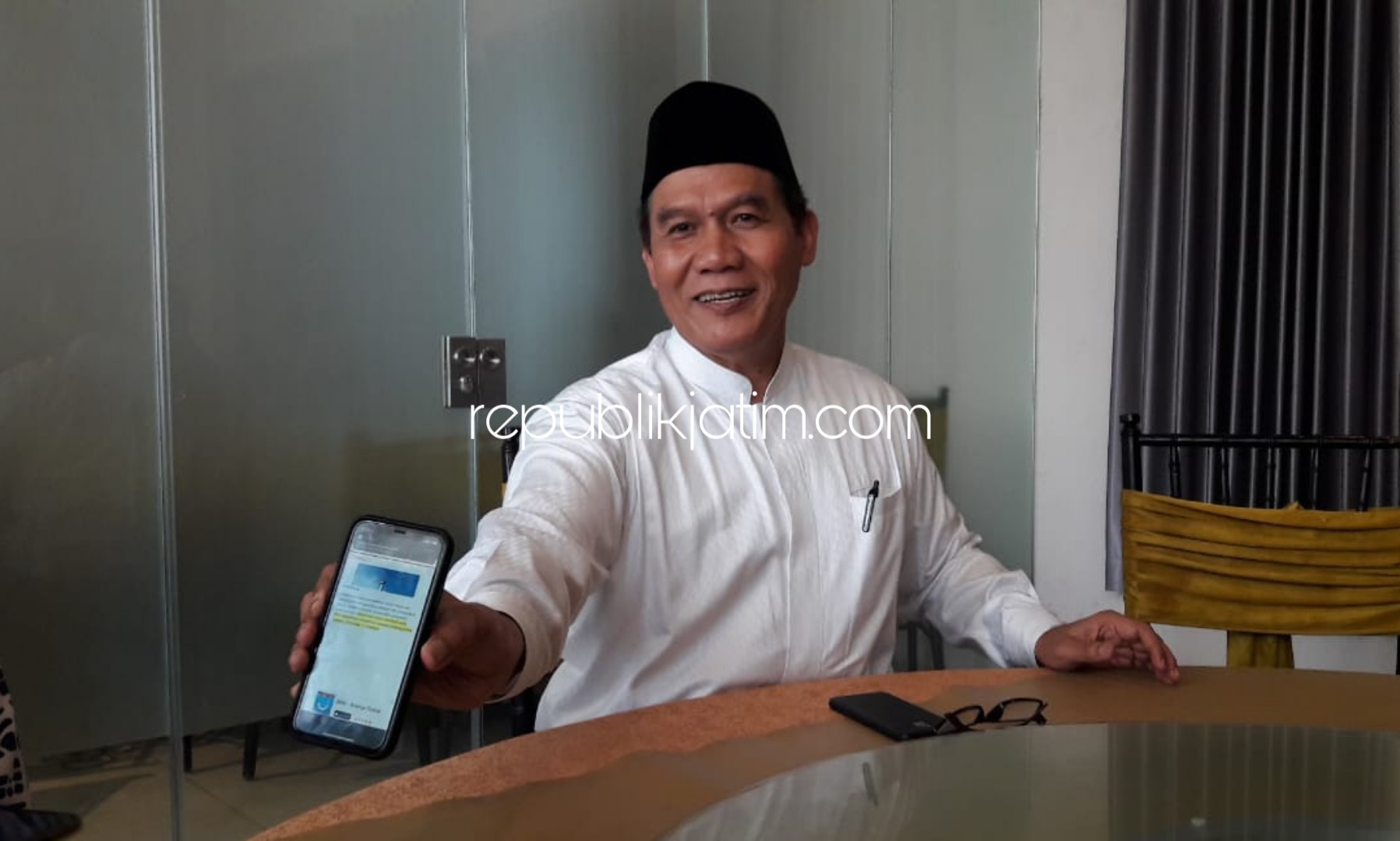 PAPARAN - Bacabup Sidoarjo, Bambang Haryo Soekartono memberikan paparan kepada sejumlah wartawan soal berbagai program kerjanya untuk Sidoarjo lebih baik di RM Harritage Of Handayani Kahuripan Nirvana Village (KNV) Sidoarjo, Rabu (15/01/2020).