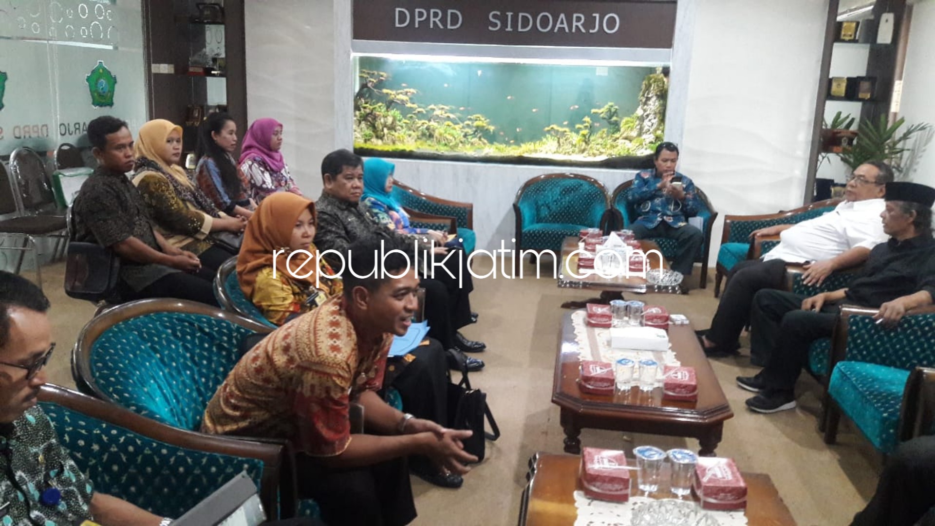 HEARING - Ketua Komisi D DPRD Sidoarjo, Usman memimpin hearing bersama Dinkes, Disnaker, Bagian Hukum Pemkab Sidoarjo dan sejumlah honorer Puskesmas Porong yang dirumahkan saat mengadu ke dewan, Selasa (15/01/2019).