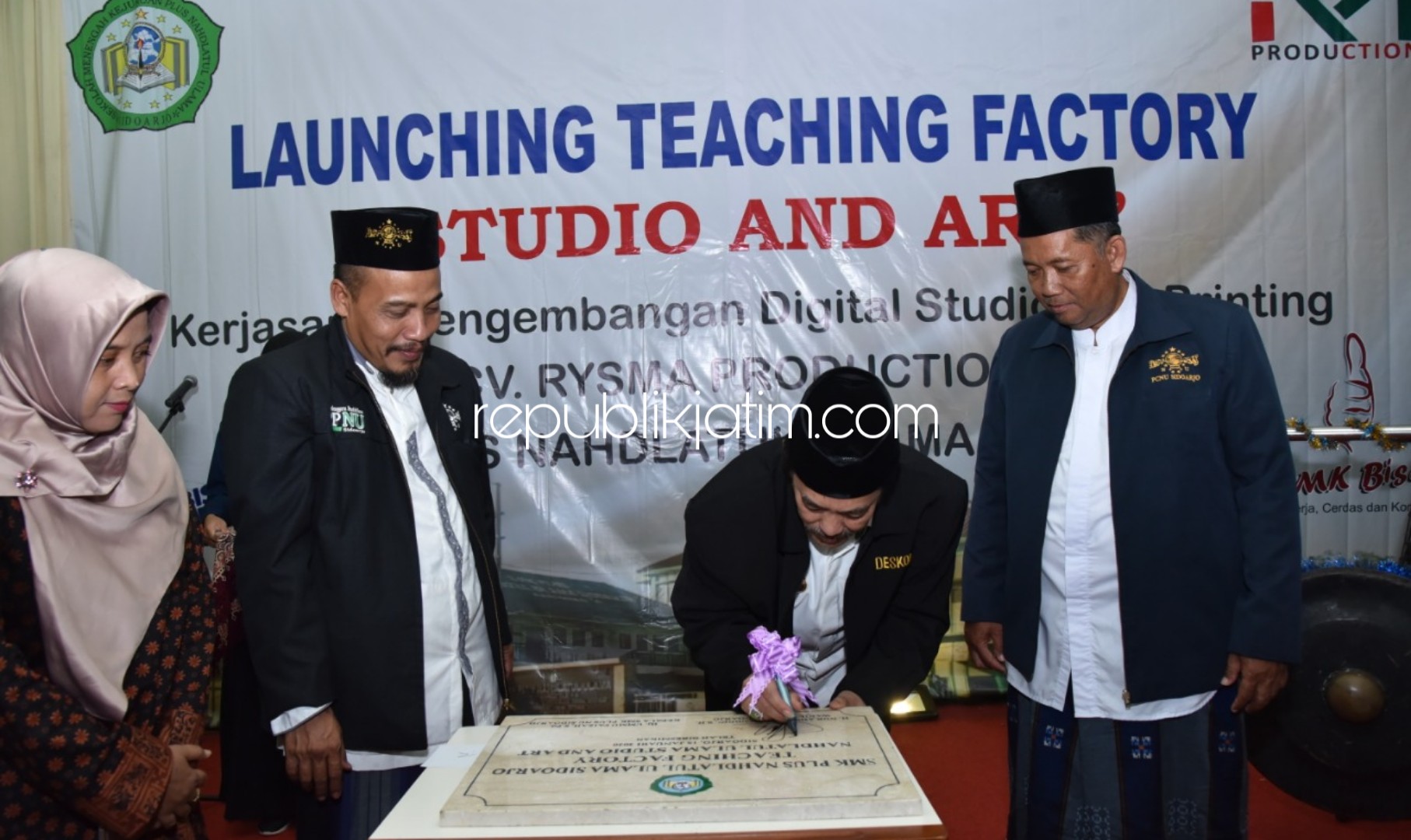 RESMIKAN - Plt Bupati Sidoarjo, Nur Ahmad Syaifuddin meresmikan program Teaching Factory Studio Art SMK Plus NU Sidoarjo, Rabu (15/01/2020).
