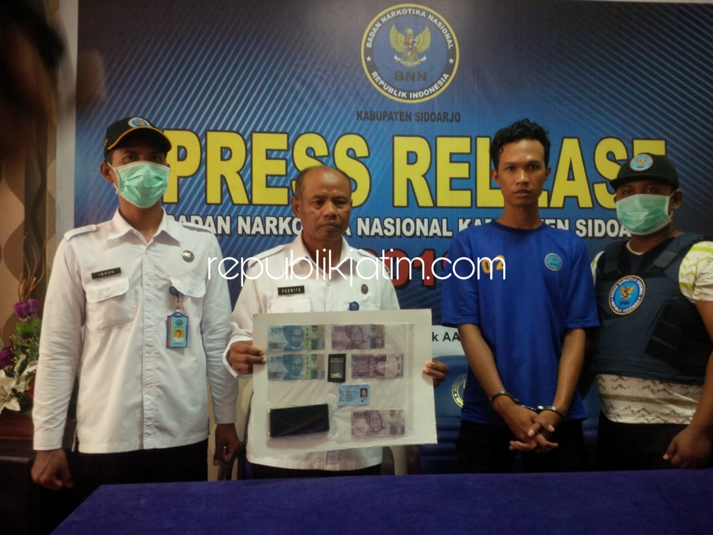 DIRINGKUS - BNN Sidoarjo meringkus Adi Sutiyo (22) warga Dusun Kedung, Desa Jumputrejo, Kecamatan Sukodono, Sidoarjo yang kedapatan membawa sabu-sabu seberat 0,53 gram, Senin (14/01/2019).