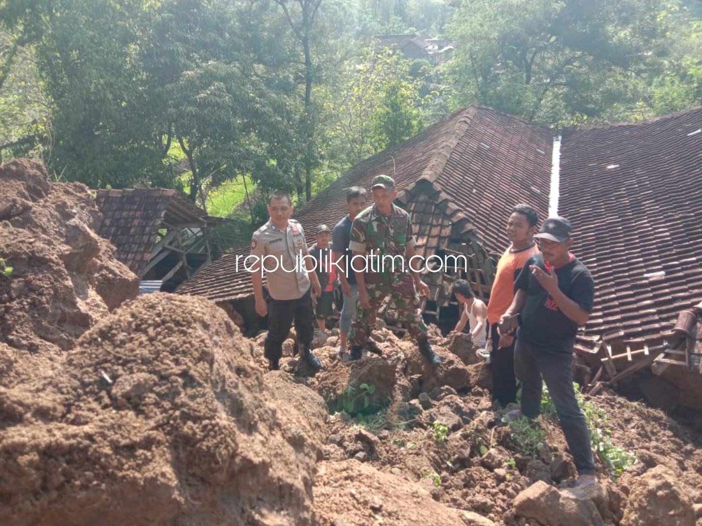 LONGSOR - Rumah pasutri Bonasir dan Katiyem Dusun Sumberjo, Desa Munggu, Kecamatan Bungkal, Ponorogo yang tertimbun longsor, Rabu (15/01/2020).
