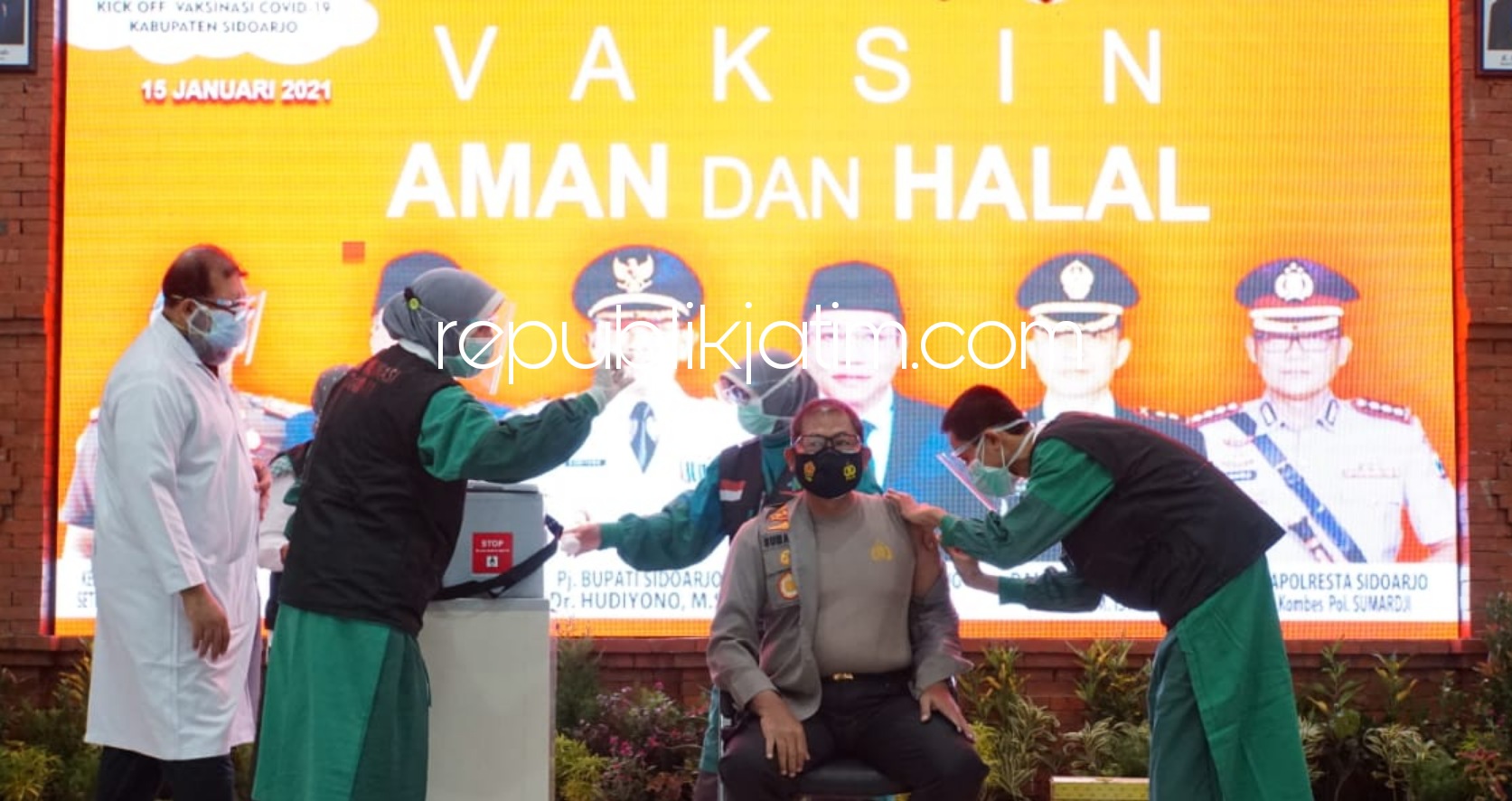 VAKSIN - Kapolresta Sidoarjo, Kombes Pol Sumardji melaksanakan vaksinasi di gedung Hemodialisa RSUD Sidoarjo bersama 16 pejabat lainnya, Jumat (15/01/2021).