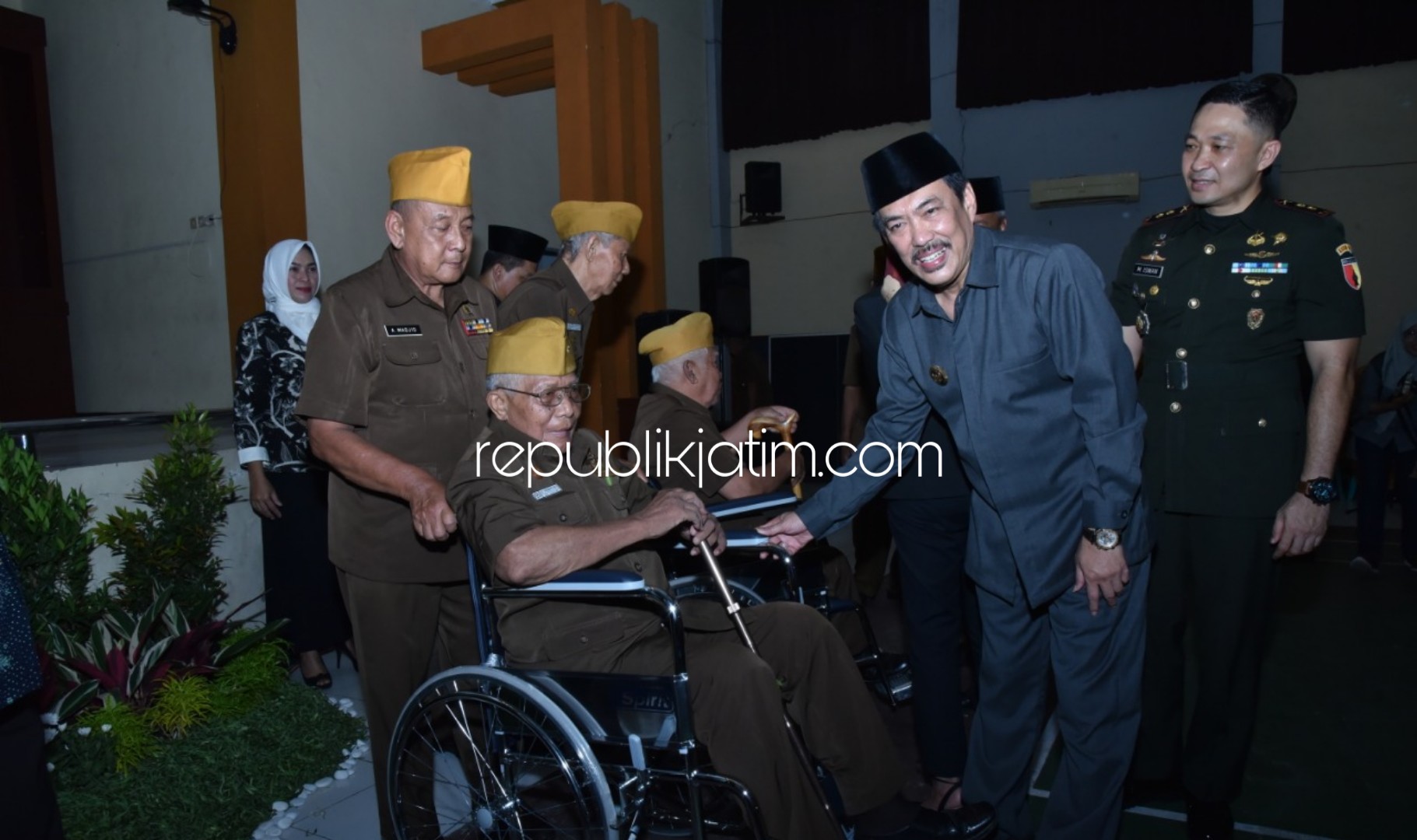 HUT - Plt Bupati Sidoarjo, Nur Ahmad Syaifuddin menghadiri HUT LVRI ke 63, Dewan Pimpinan Cabang (DPC) Legiun Veteran Republik Indonesia (LVRI) Sidoarjo menggelar acara syukuran di Aula SMPN 1 Sidoarjo, Kamis (16/01/2020).