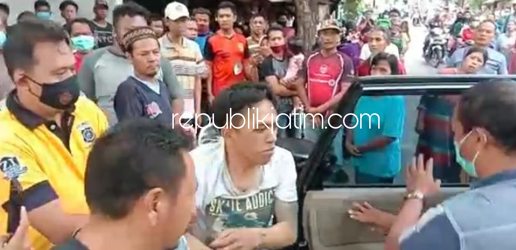 DIMASSA - Petugas Polsek Krian mengamankan tersangka penjambretan Smart Phone, Heri Irawan (31) milik bocah MI di warung Giras Desa Sidorejo, Kecamatan Krian, Sidoarjo dari amukan warga bersama sejumlah barang buktinya, Sabtu (16/01/2021). 