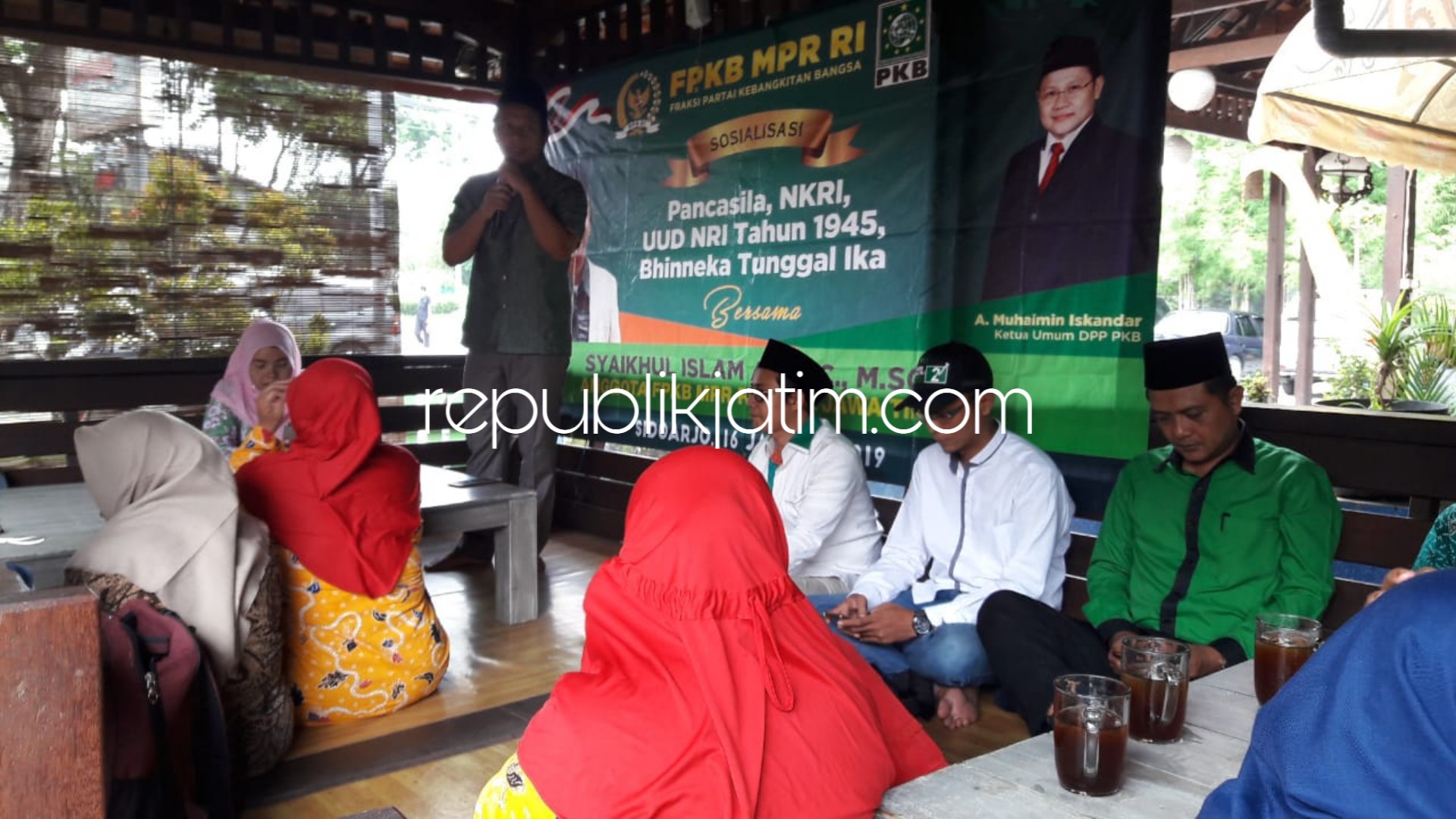 SOSIALISASI - Anggota MPR RI, Syaikhul Islam Ali menggelar sosialisasi 4 Pilar Kebangsaan kepada para guru yang tergabung dalam Ikatan Guru Taman Kanak-Kanak Muslimat (IG TKM) se Kecamatan Candi, Sidoarjo, Rabu (16/01/2019).