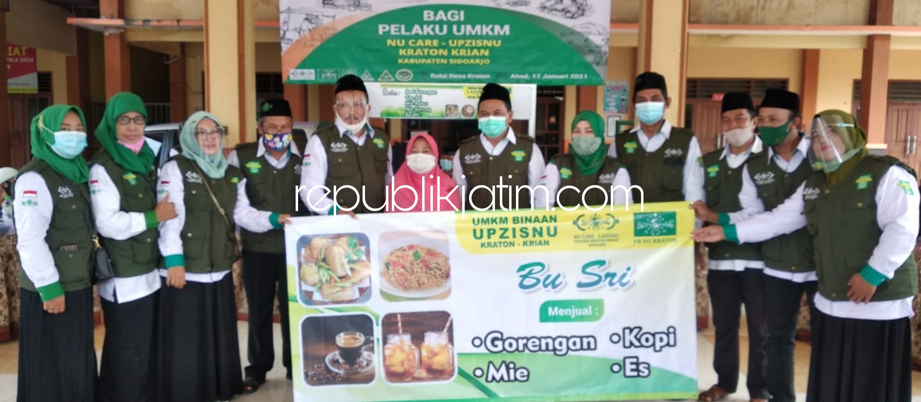 BANTUAN - Sejumlah pemilik UMKM anggota Nahdlatul Ulama (NU) mendapat bantuan peralatan dan modal usaha Upzis Lazisnu di Kantor Desa Kraton, Kecamatan Krian, Sidoarjo, Minggu (17/01/2021).