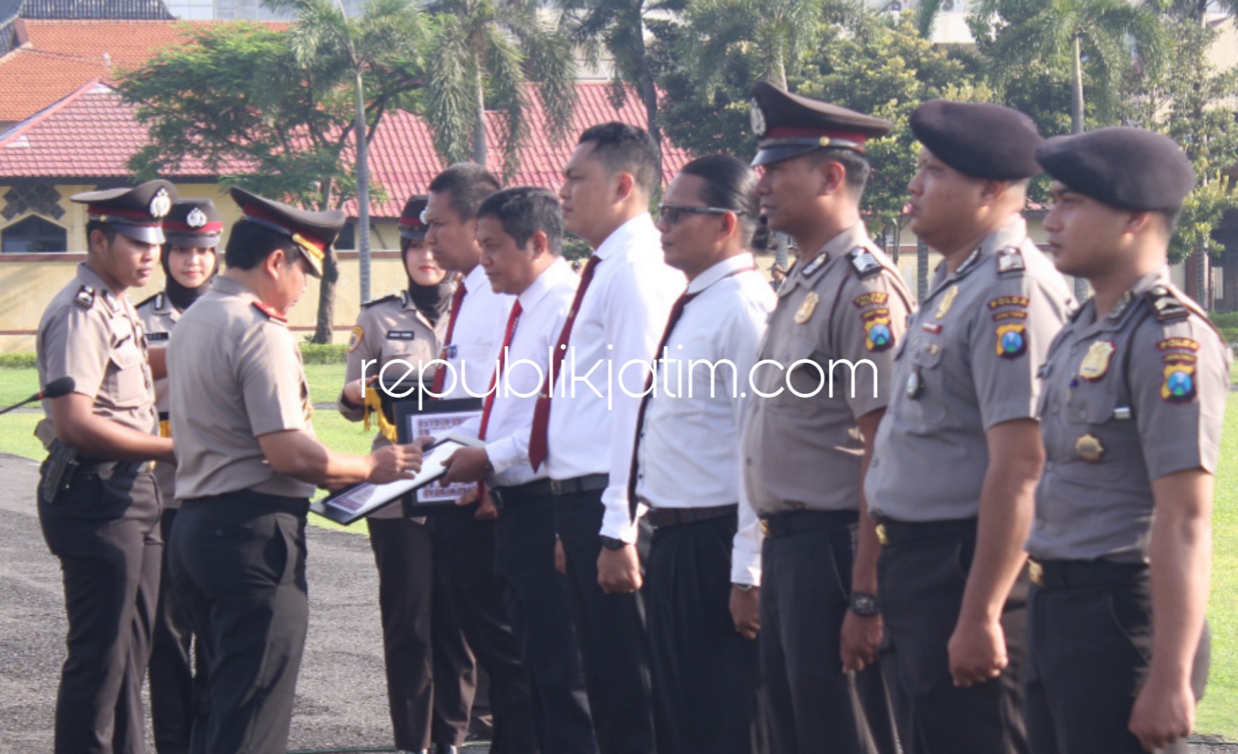 RAIH PENGHARGAAN - Kasat Resnarkoba Polresta Sidoarjo, Kompol Sugeng Purwanto meraih Penghargaan Kapolda Jatim yang diberikan Wakapolda Jatim, Brigjen Pol Toni Harmanto di Polda Jatim, Kamis (17/01/2019).