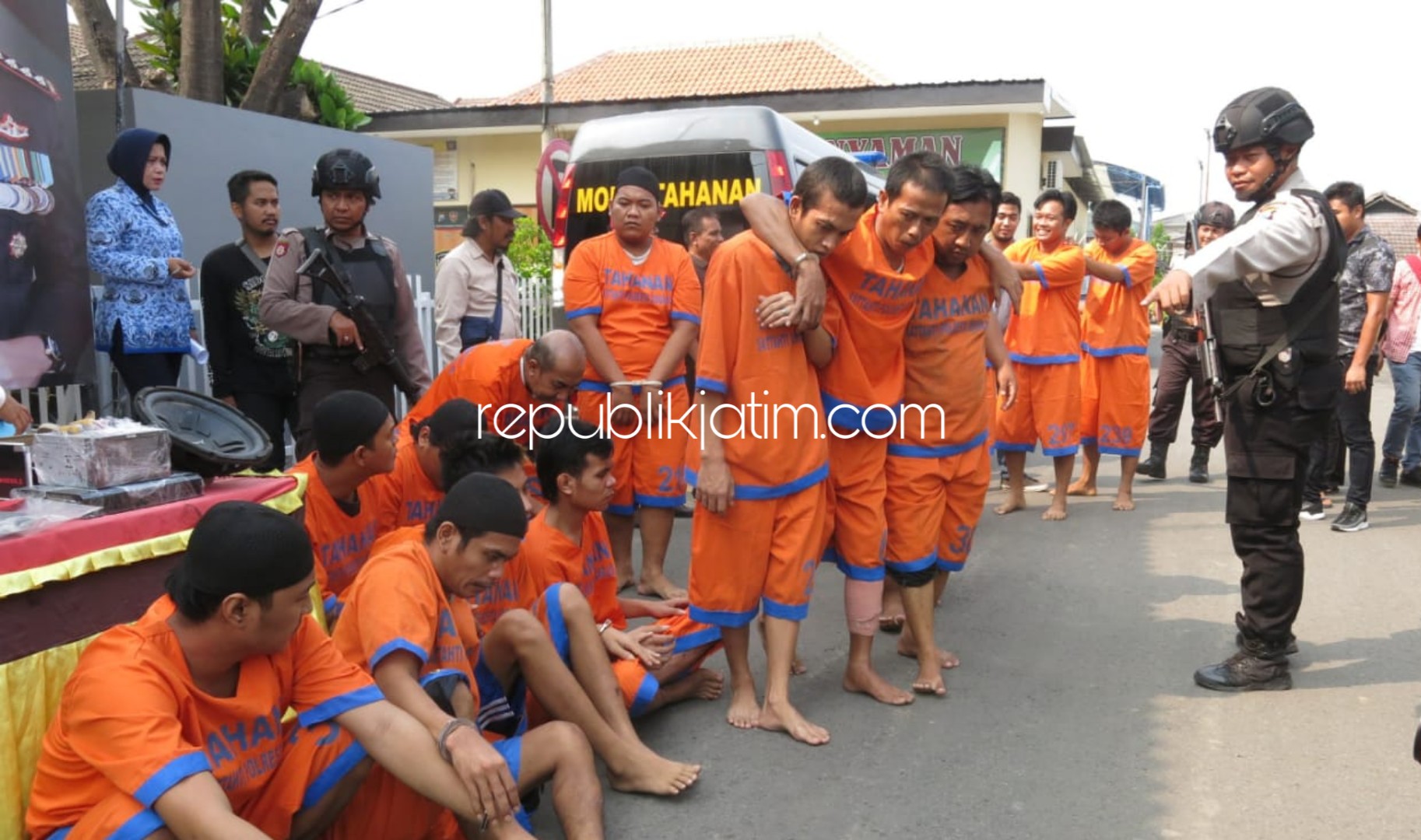 DIGULUNG - Sebanyak 25 tersangka digulung petugas Satuan Reskrim, Polresta Sidoarjo dari 21 kejahatan jalanan selama 1,5 bulan terakhir bersama barang buktinya, Jumat (17/01/2020).