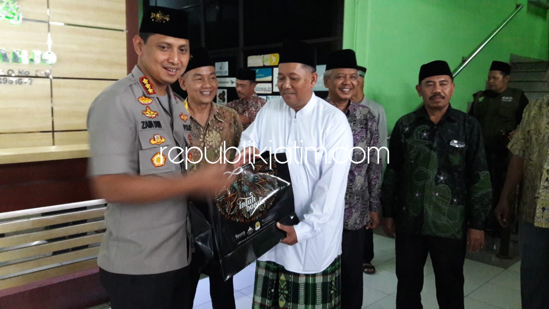 KUNJUNGAN - Kapresta Sidoarjo, Kombes Pol Zain Dwi Nugroho bersama para Kasatnya disambut Ketua PCNU Sidoarjo KH Maskun dan para pengurus, Kamis (17/01/2019).