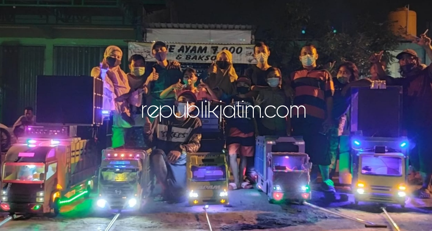 MINIATUR - Komunitas Miniatur Truck Community (MTC) Desa Kraton, Kecamatan Krian, Sidoarjo mengkampanyekan kewajiban menggunakan masker dan penerapan protokol kesehatan 3M, Sabtu (16/01/2021) malam.